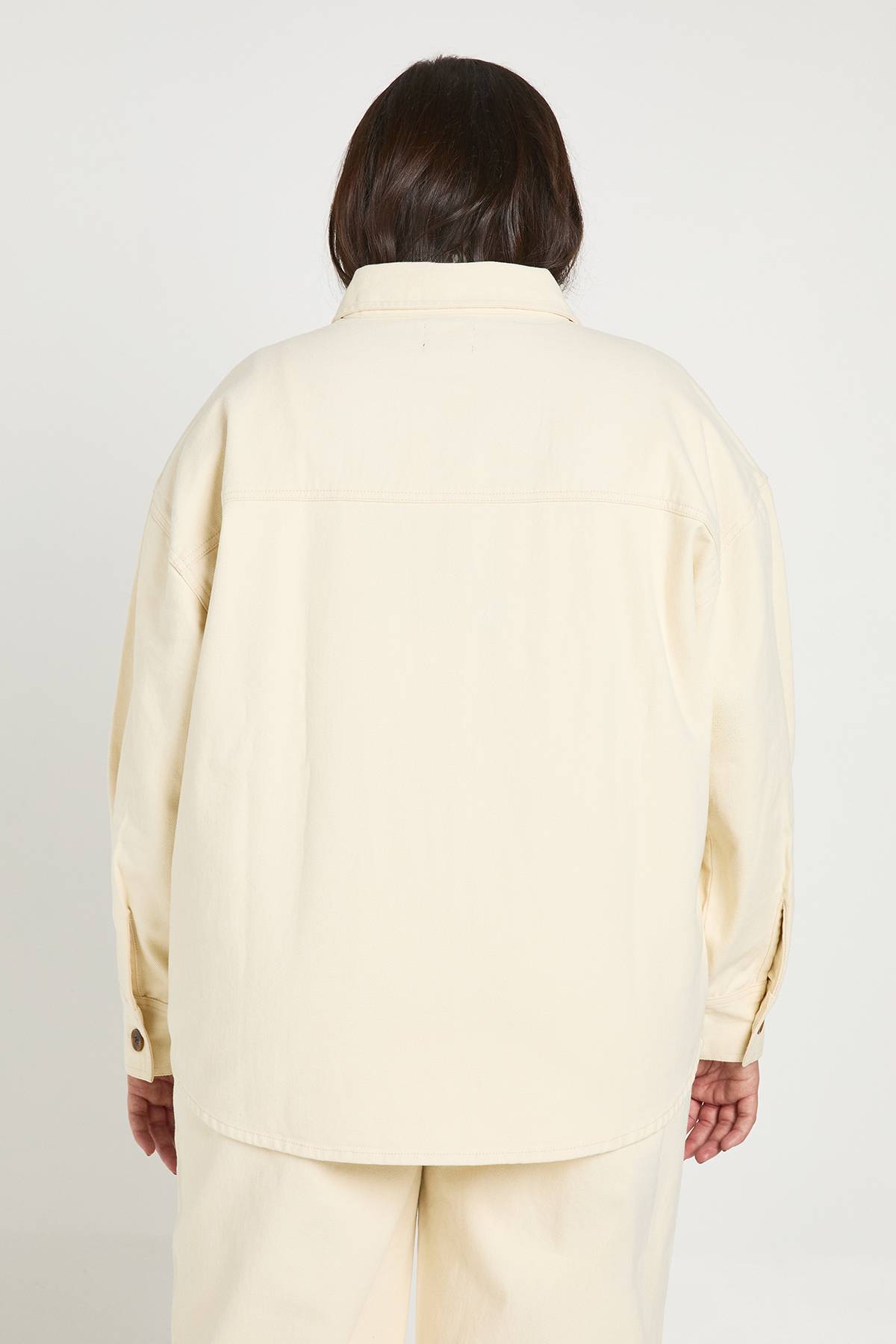 boohoo Chemise En Jean Grande Taille À Manches Longues Avec Boutons En Corne