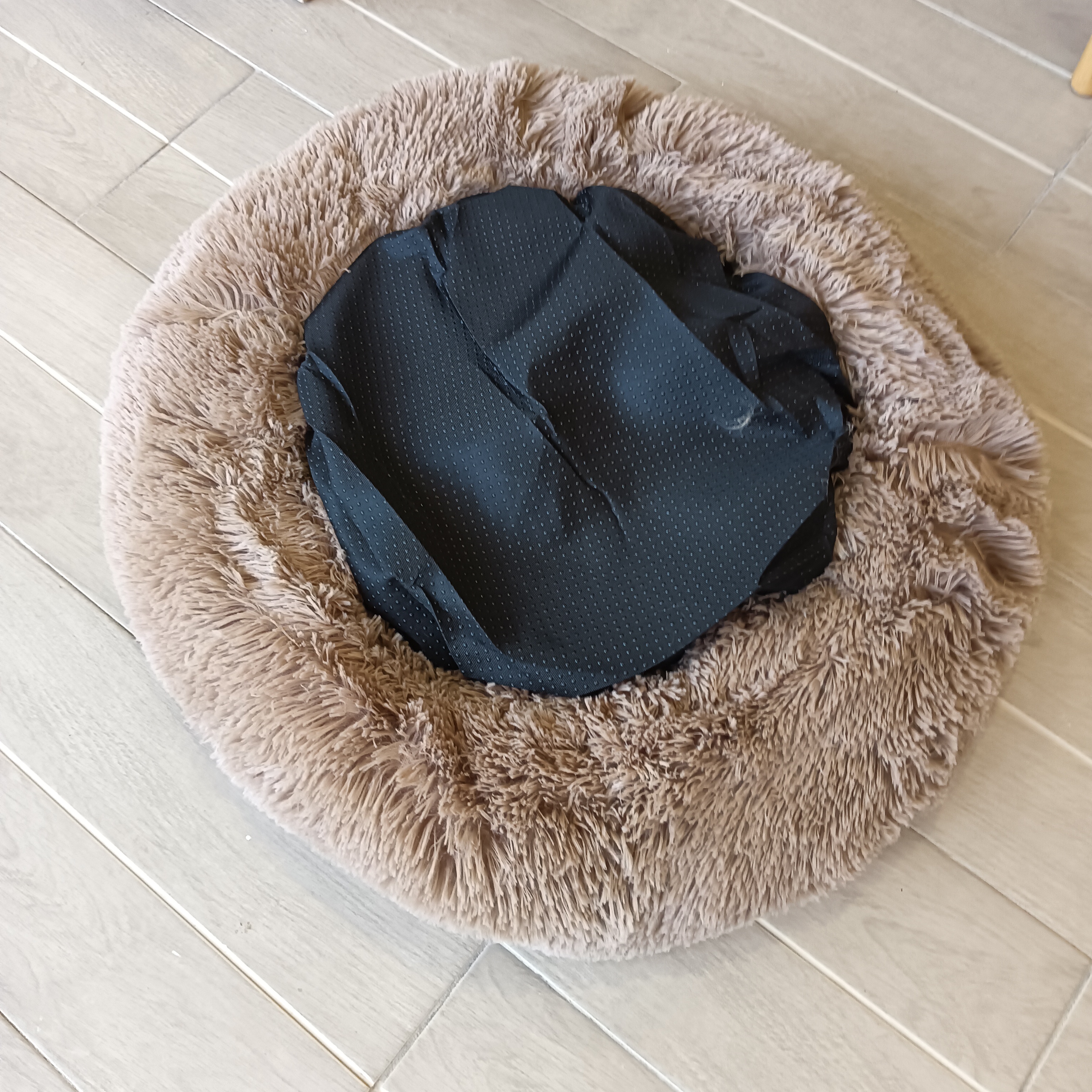 Cama em formato de donut dourada em ouro 22k para gatos e cães de pequeno porte (diâmetro 60cm)