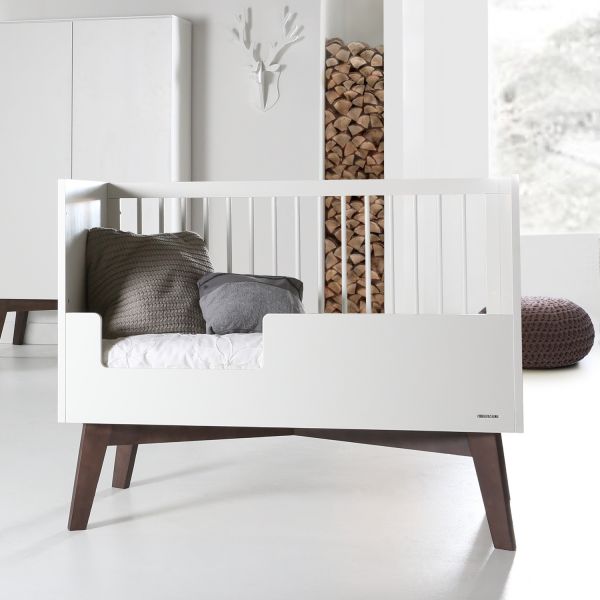 Kidsmill Sixties Babybed Wit Mat / Walnoot 60 x 120 cm