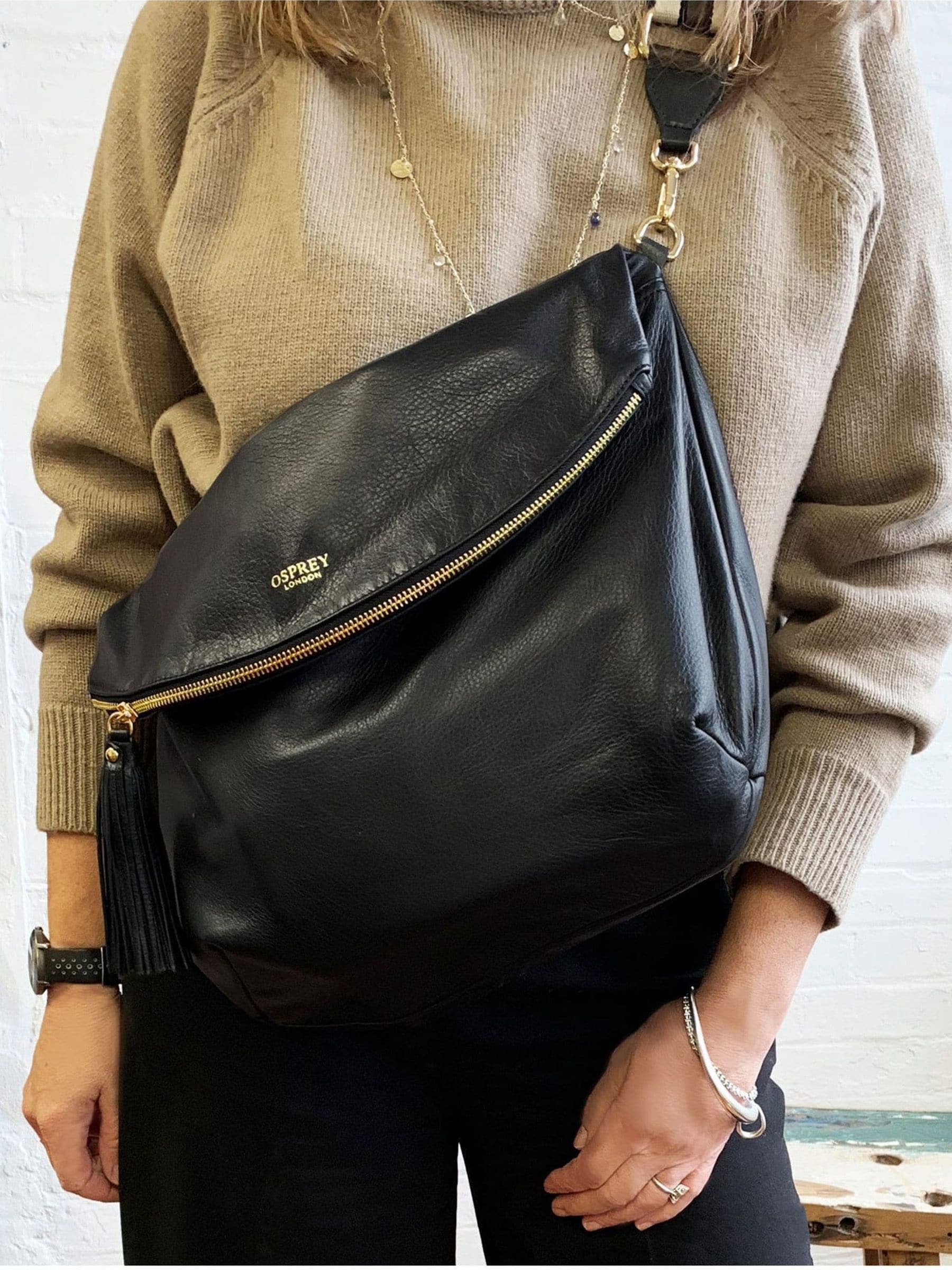 Zwart - OSPREY LONDON - Grote omvormbare Milano crossbodytas van Italiaans leer