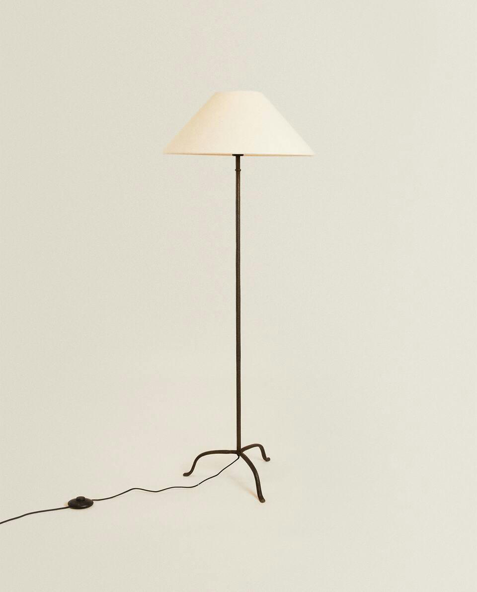 LUMINÁRIA COM BASE DE TRIPÉ