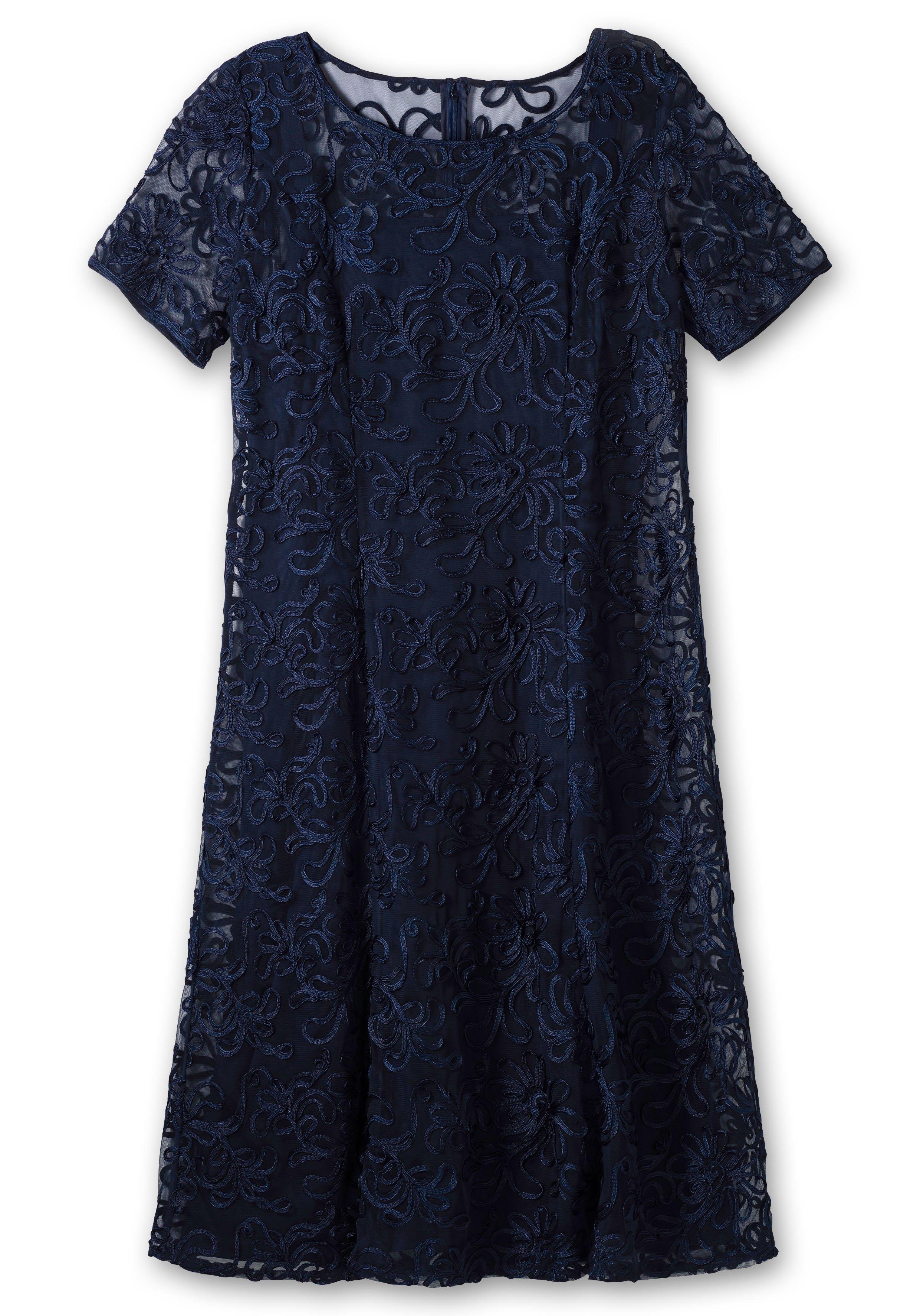 Abendkleid mit dekorativen Zierborten