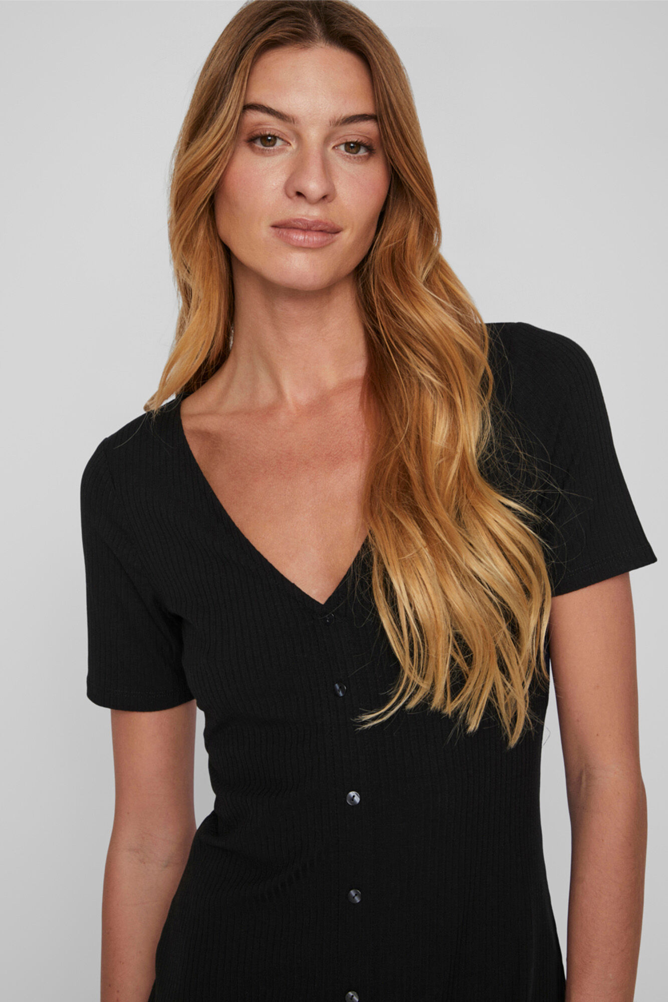 Vestido midi com botões e detalhes em preto.
