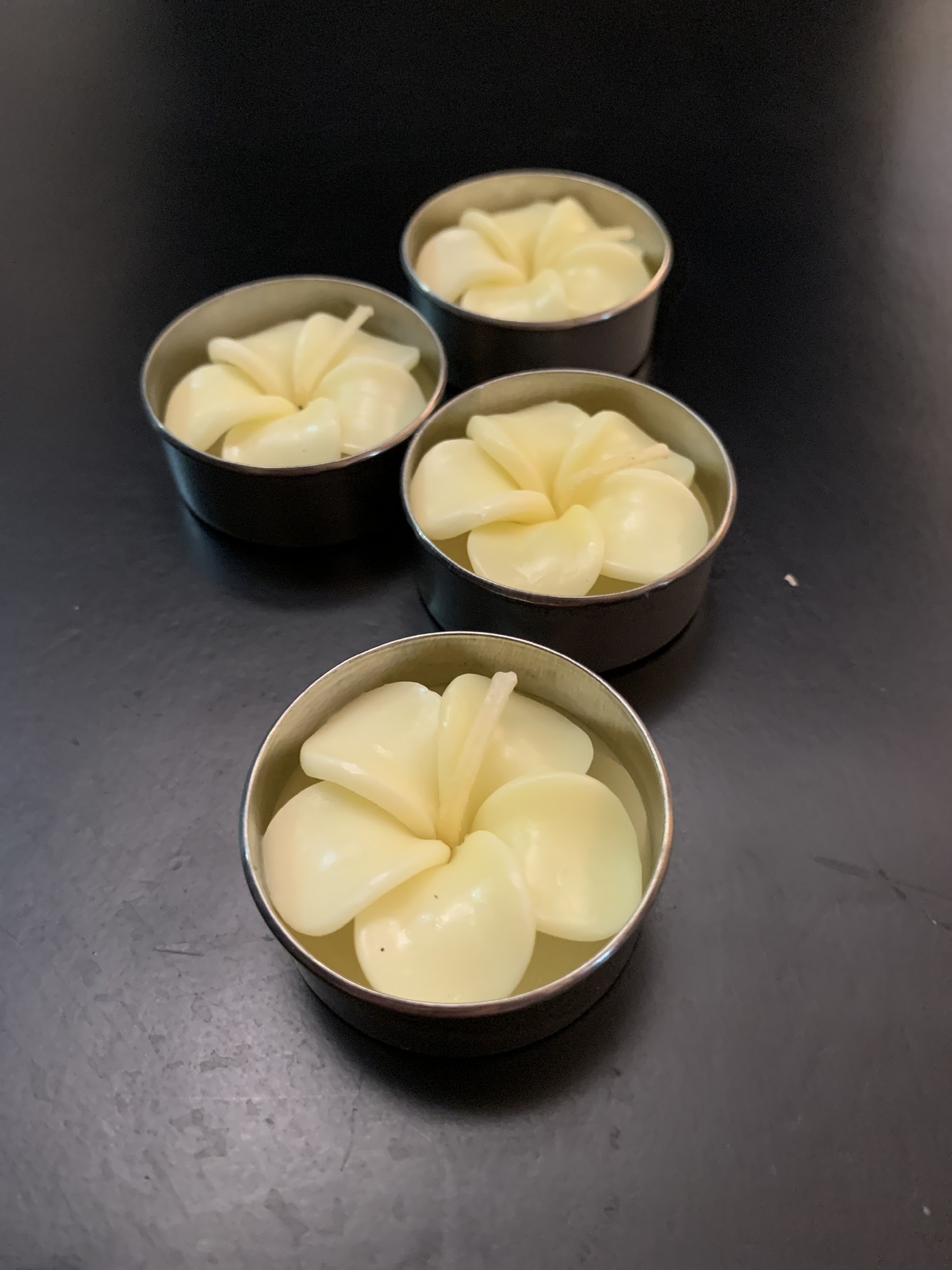 4 Duft-Teelichter 'Blume' handgeformt, gelb von fischer's lagerhaus