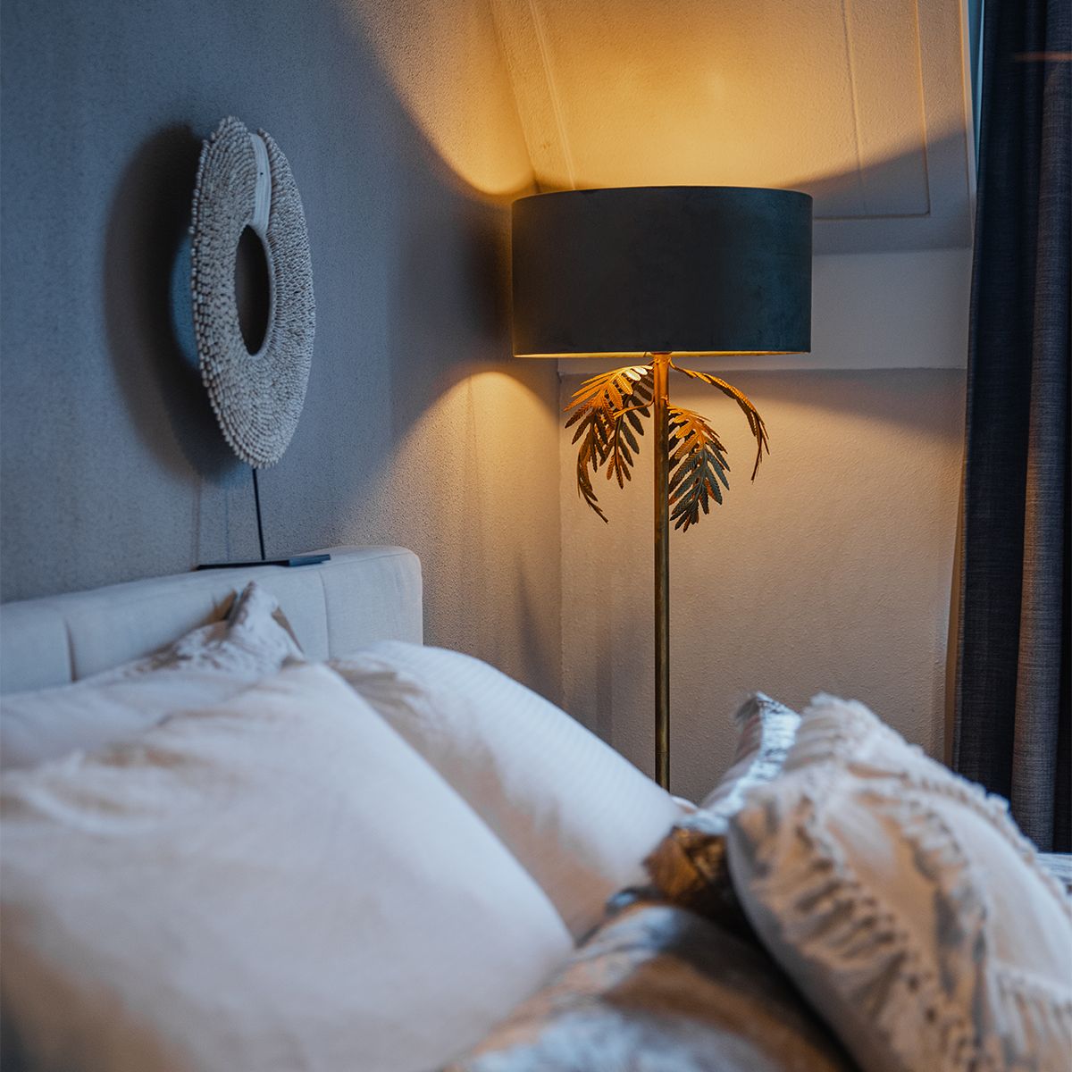 Vintage vloerlamp goud 145 cm met velours kap taupe 50 cm - Botanica