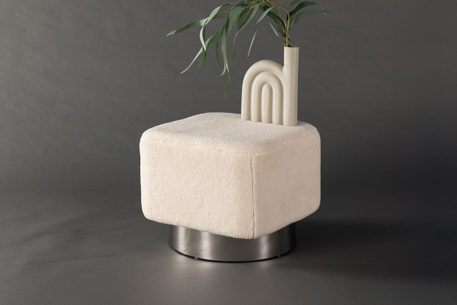 Newton puff Tekstil Teddy Off-white med sølvfarget stålbase. 45x45cm.