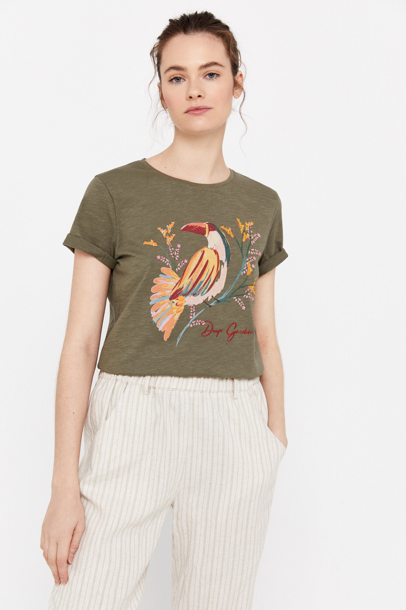 Camiseta com estampa de selva - Cáqui