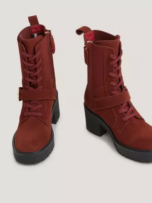 Botas de amarrar com detalhe de cinto de camurça