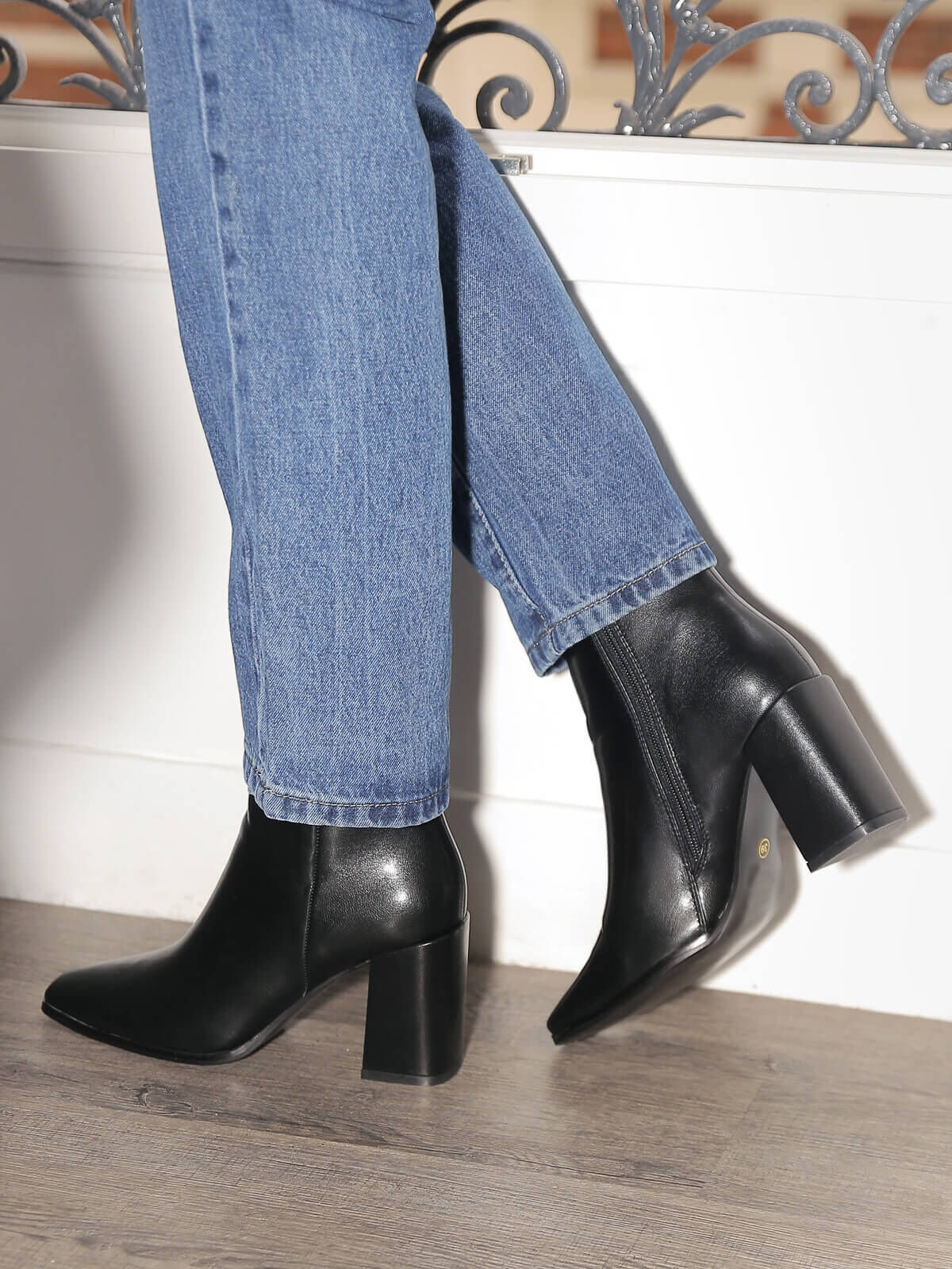 Bottines à bout et talon carrés- Noir