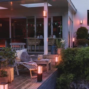 Philips Hue sokkellamp zwart - wit en gekleurd licht 8W - laag