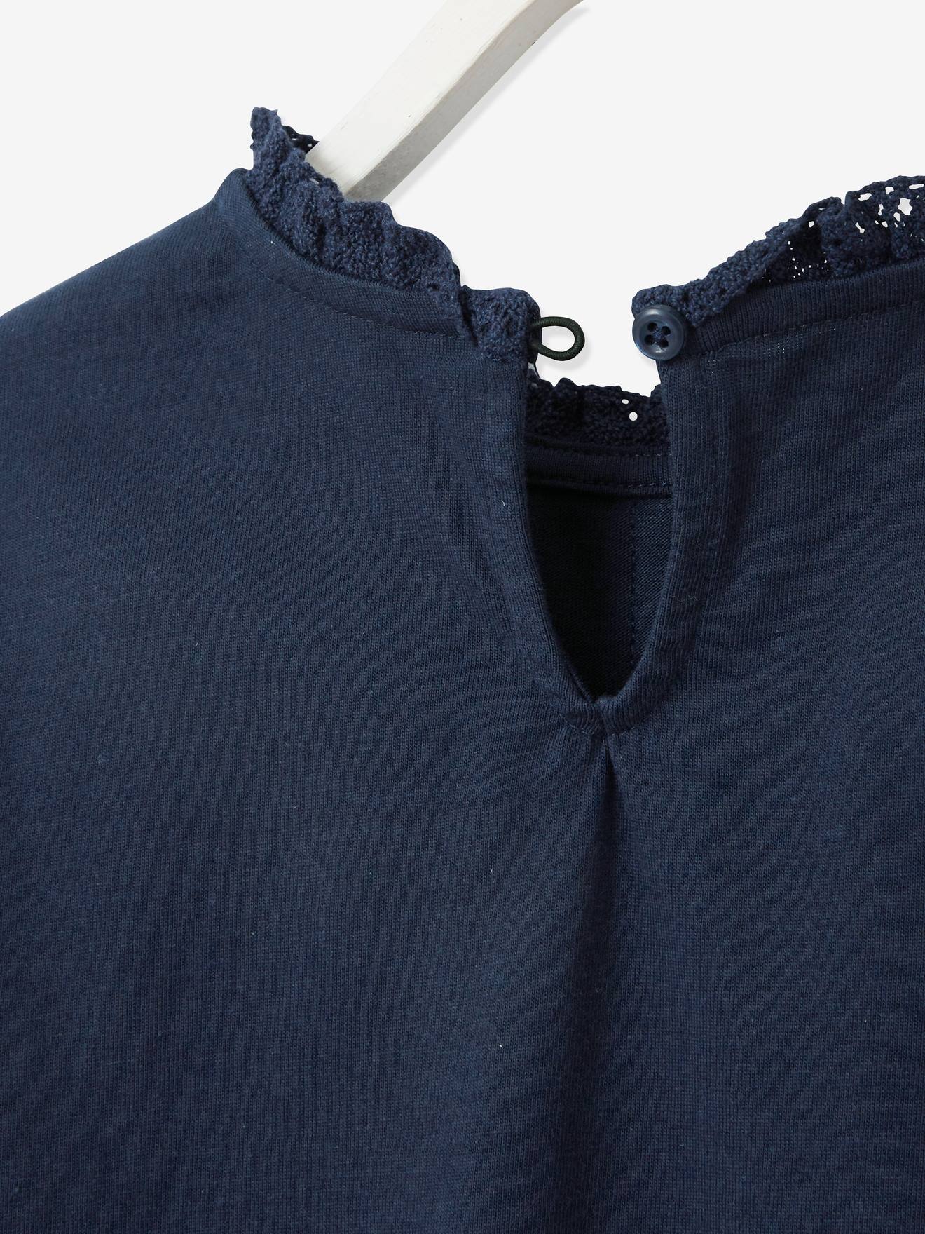 Blusa lisa verde-clara estilo camiseta com detalhes em macramê para meninas