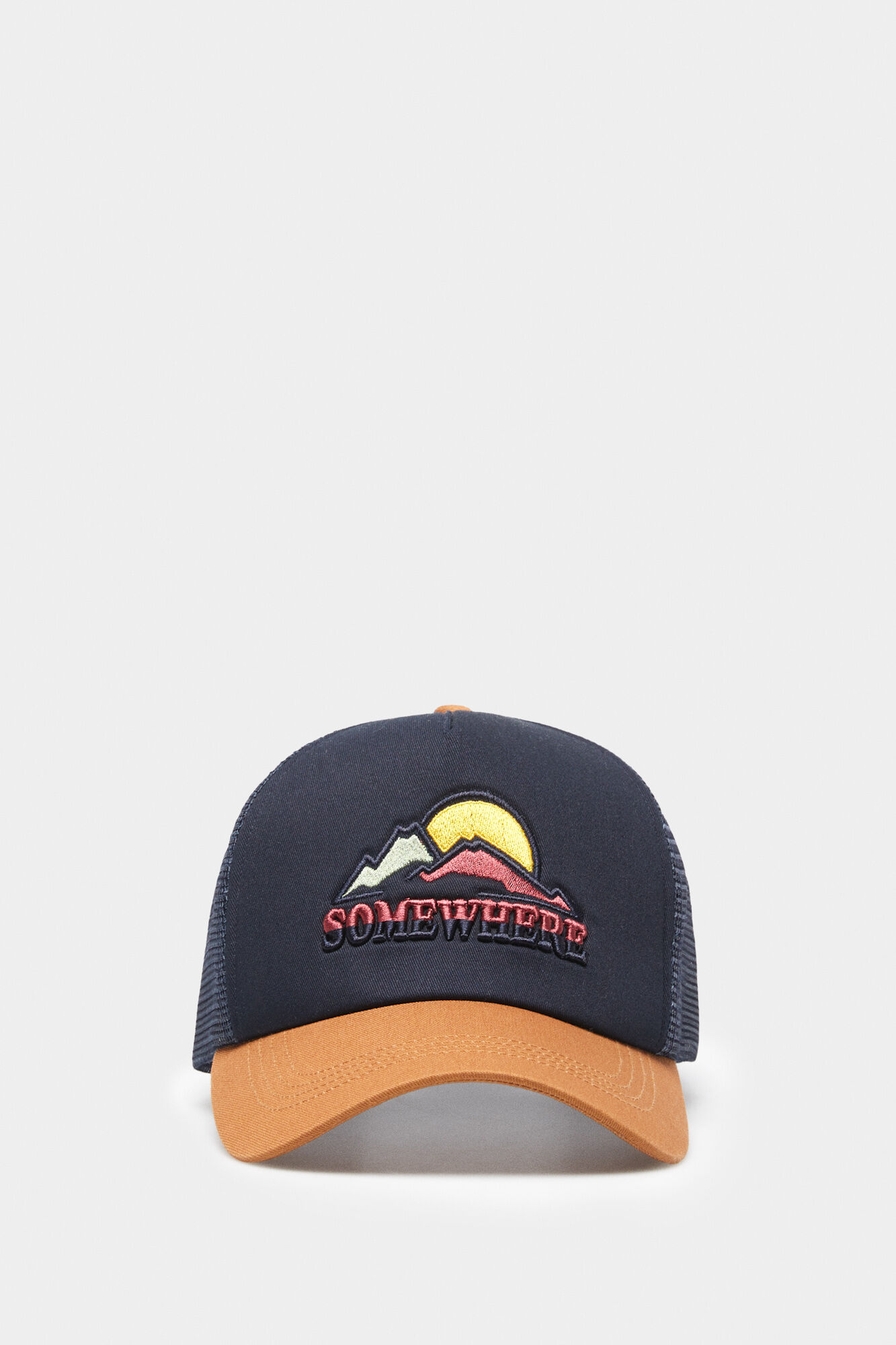 Boné trucker azul com patch