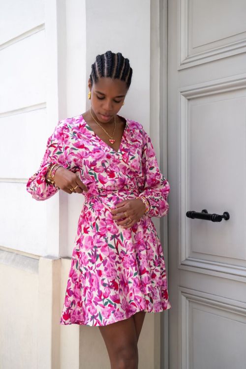 Witte wikkeljurk met roze bloemenprint