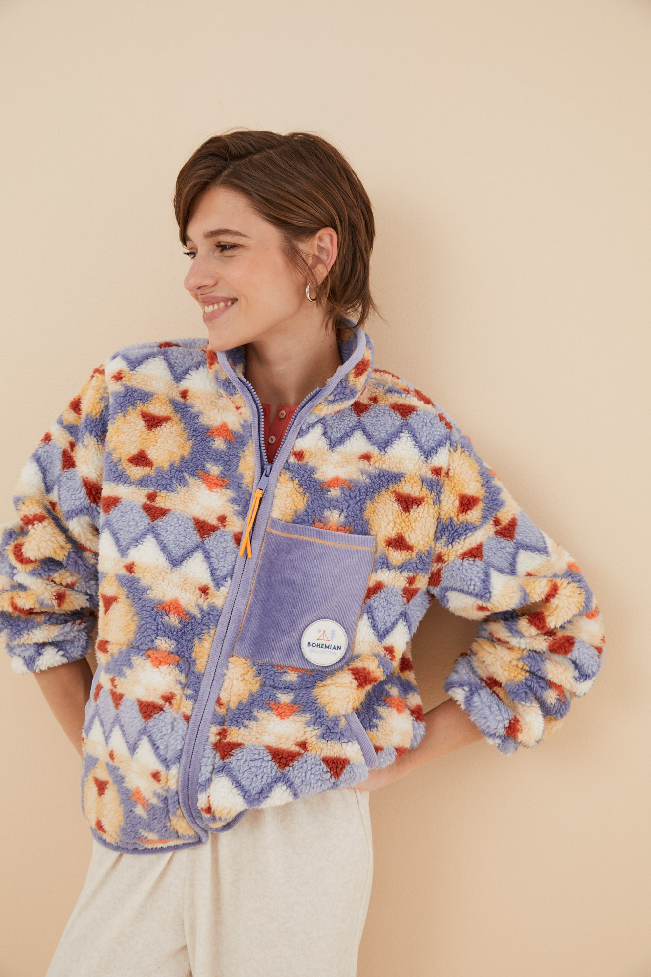 Robe curto de pele de carneiro, com um toque de estampa étnica.