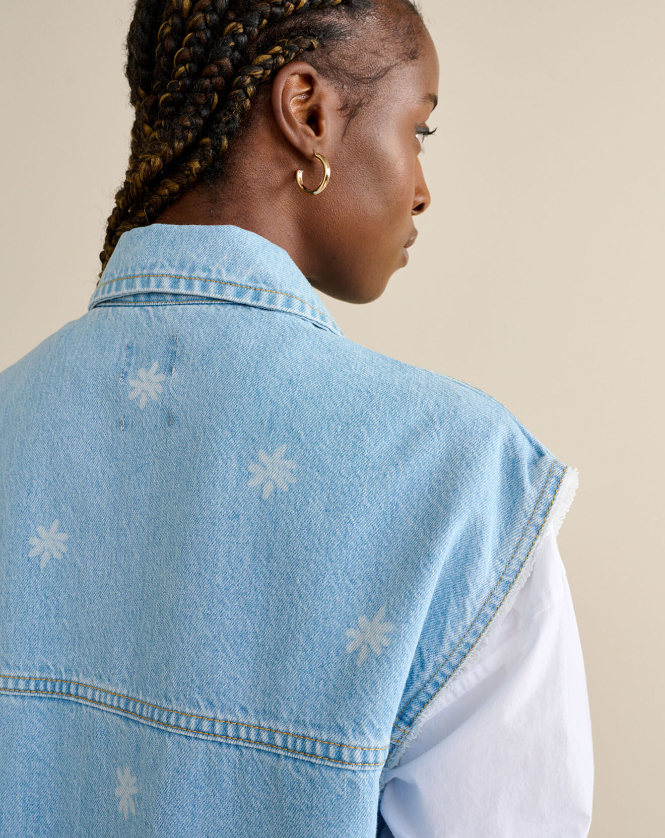Bellerose Veste sans manches oversize en jean Paulette à fleurs bleu usé