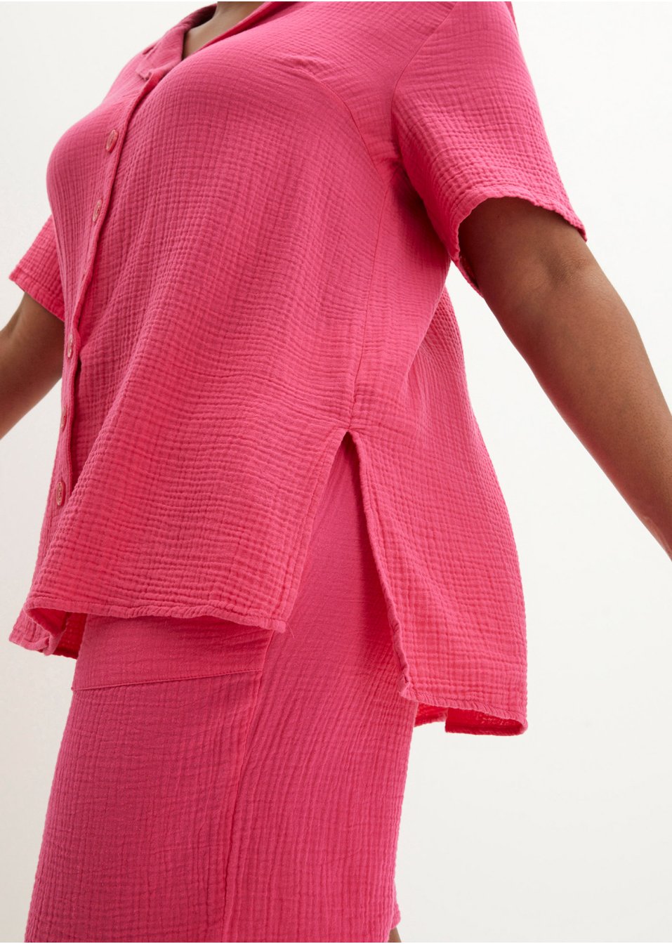 Chemise longue en gaze de coton avec patte de boutonnage, manches courtes