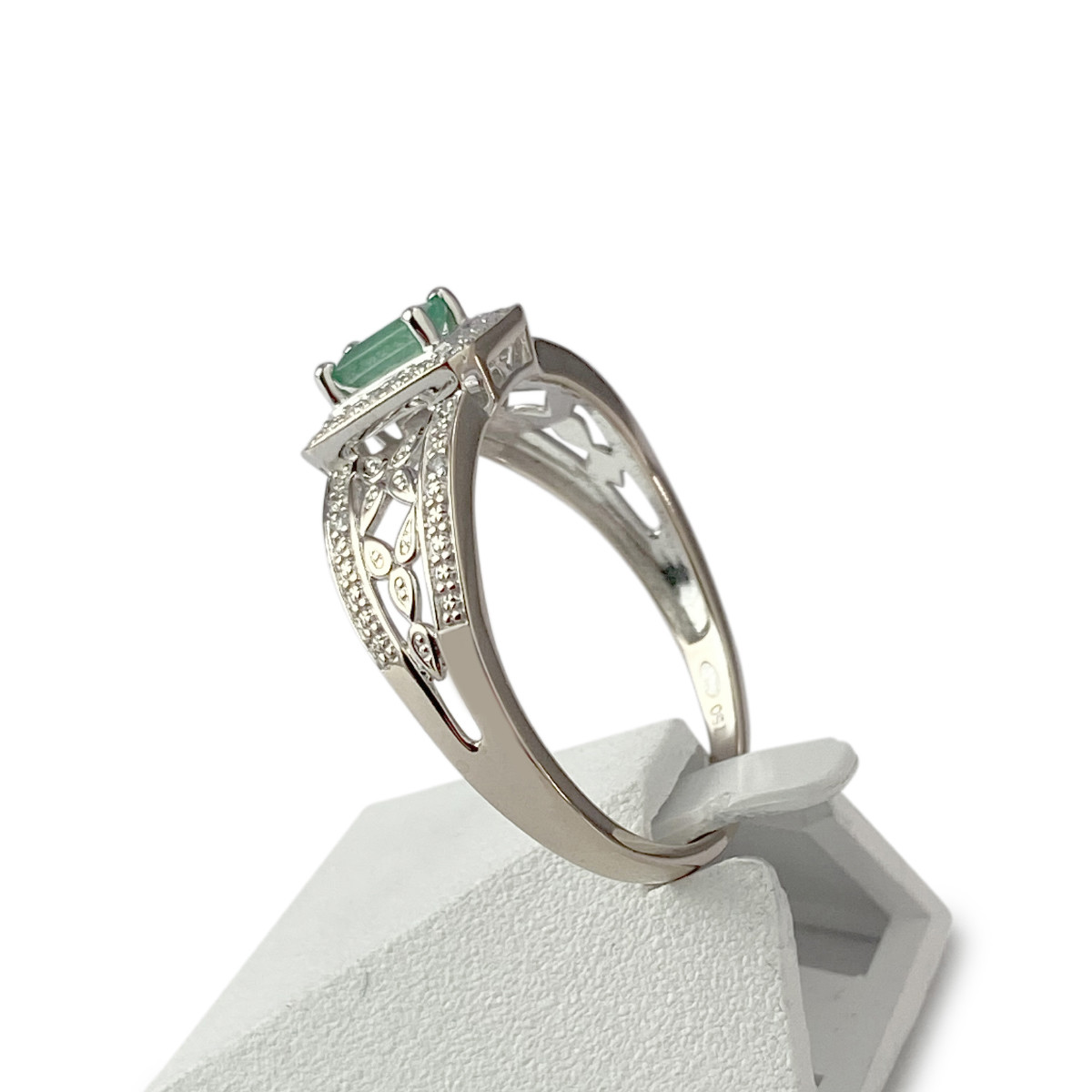 Bague d'occasion or 750 blanc émeraude et diamants