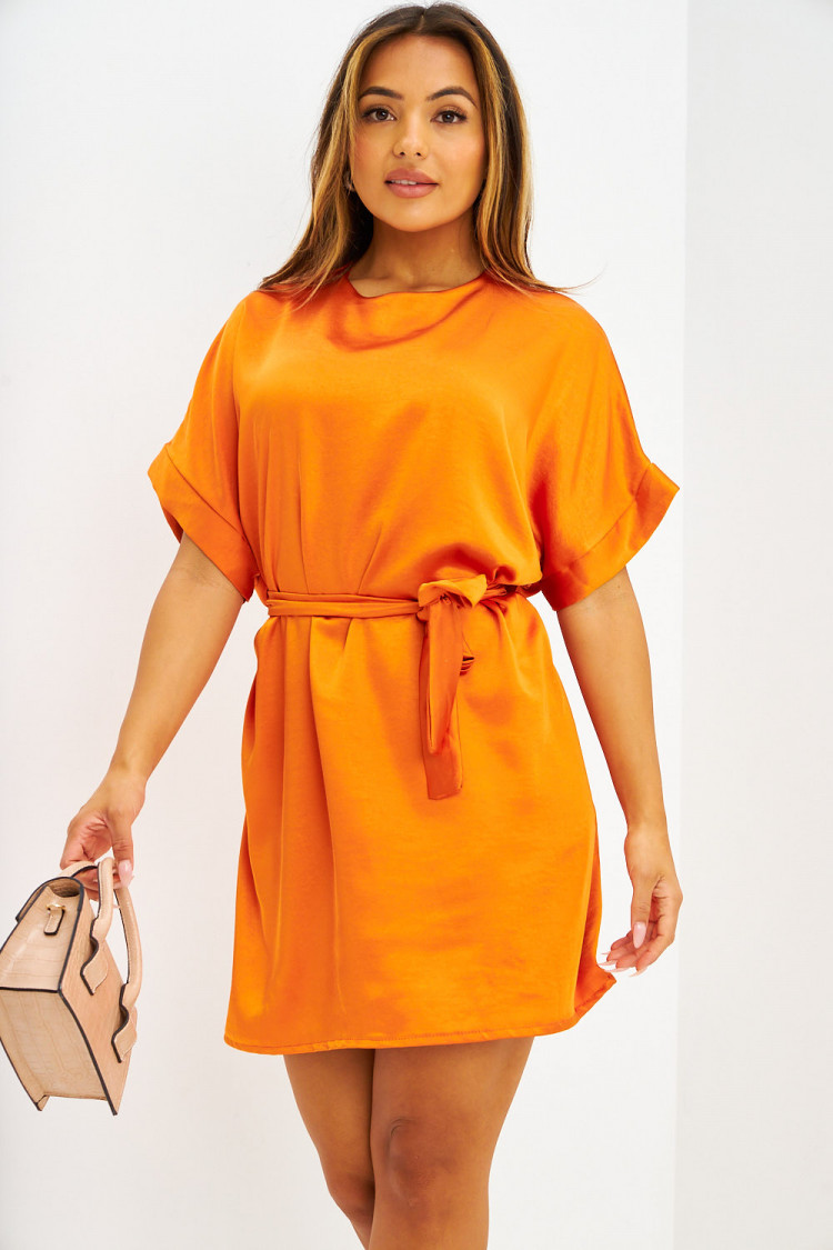Robe mi-longue satinée avec ceinture à nouer orange