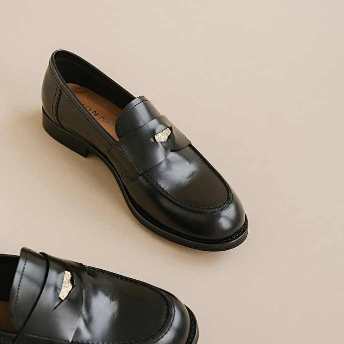 Mocassins à bouts arrondis et détails dorés  en cuir glacé noir