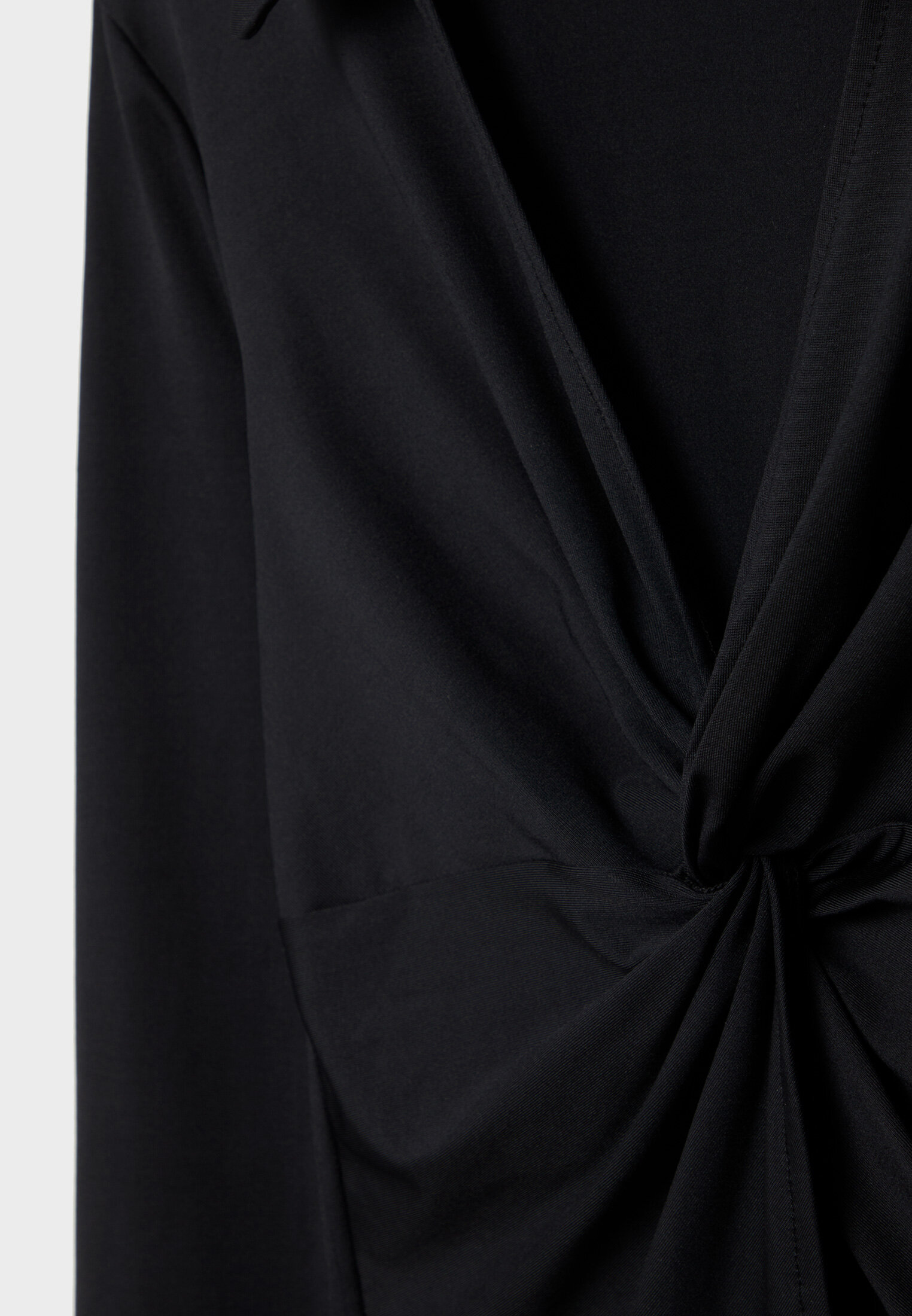 Blusa com decote em V e nó