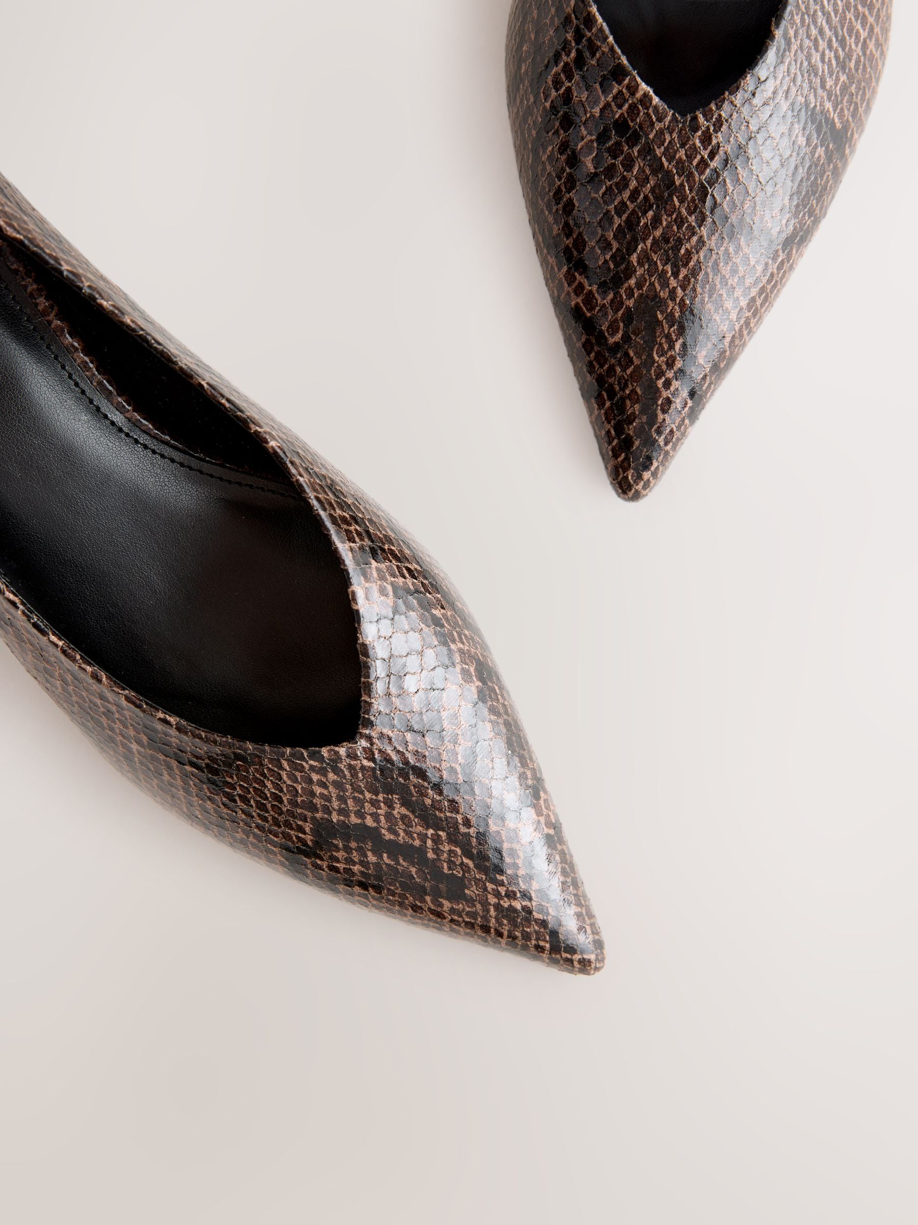Chocoladebruin - Puntige lage naaldhakken schoenen