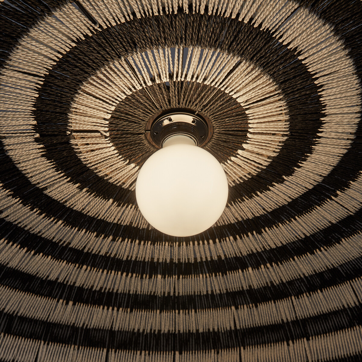 OTTO STUDIO PARA AM.PM<br>Luminária pendente Tribe em papel trançado e rattan