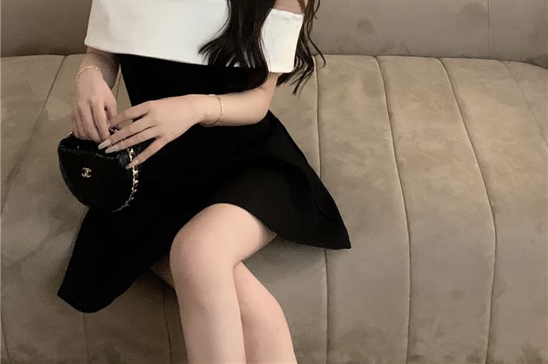 JIYON - Off-shoulder tweekleurige geplooide mini-A-lijnjurk
