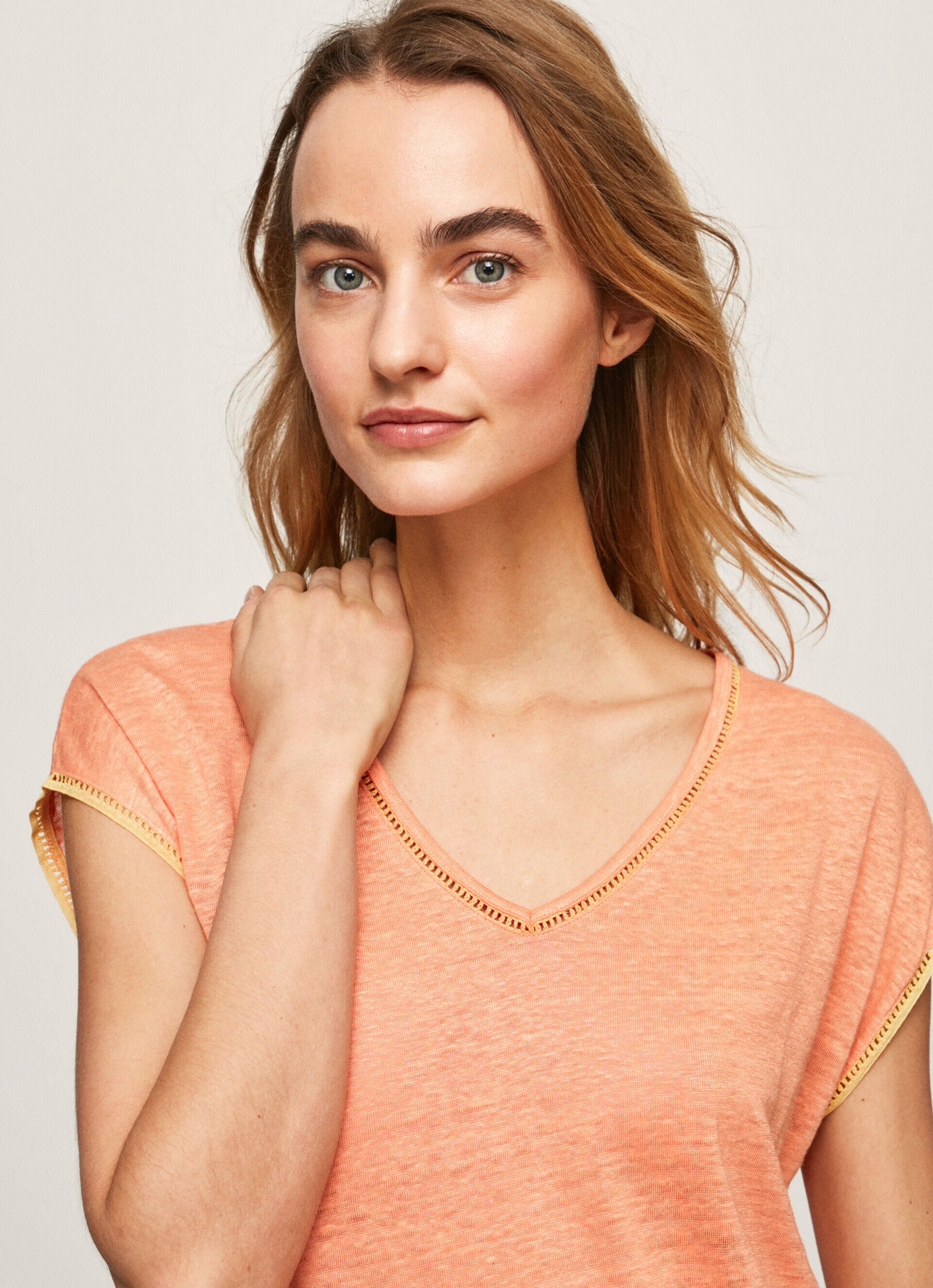 Camiseta de linho com decote em V - laranja pêssego