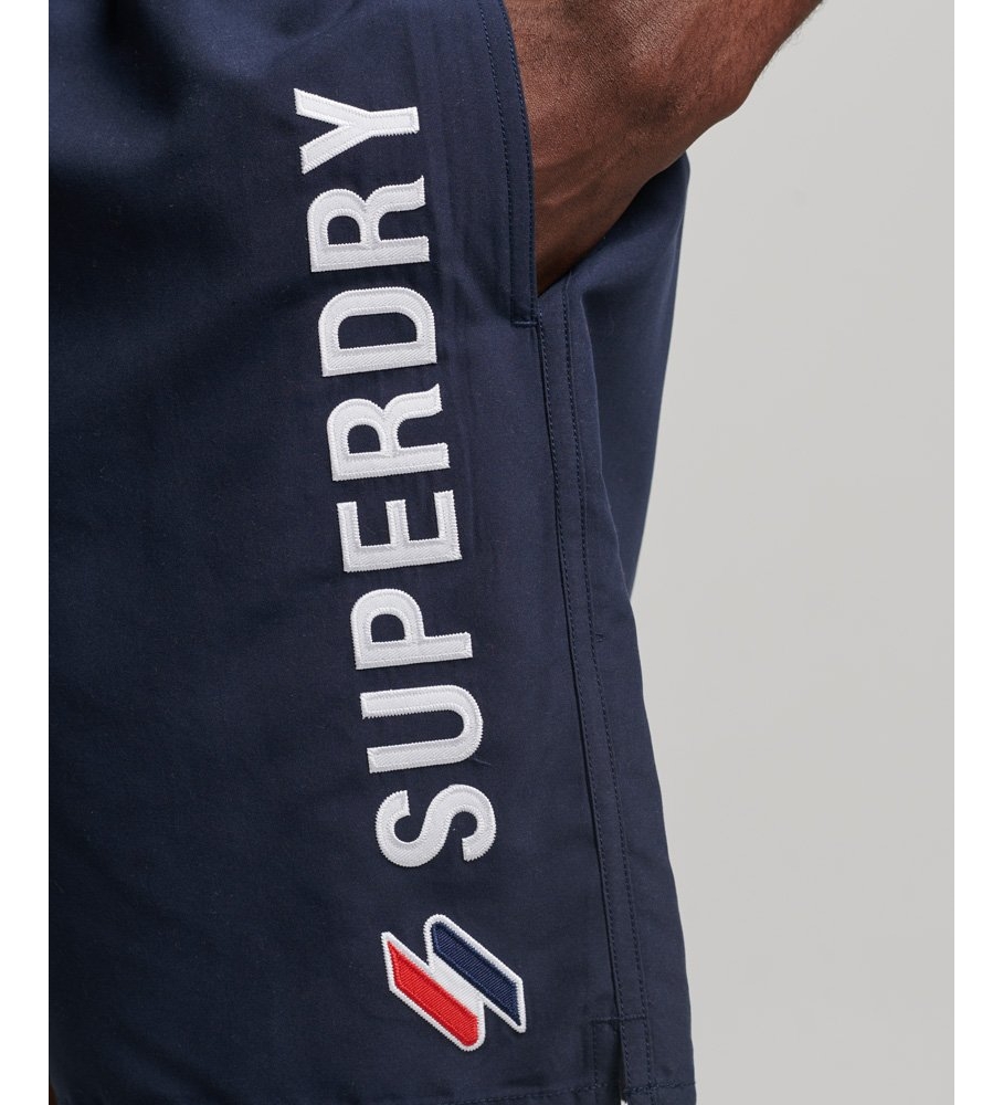 Calção de banho Superdry de 48 cm com apliques, feito de material marinho reciclado.