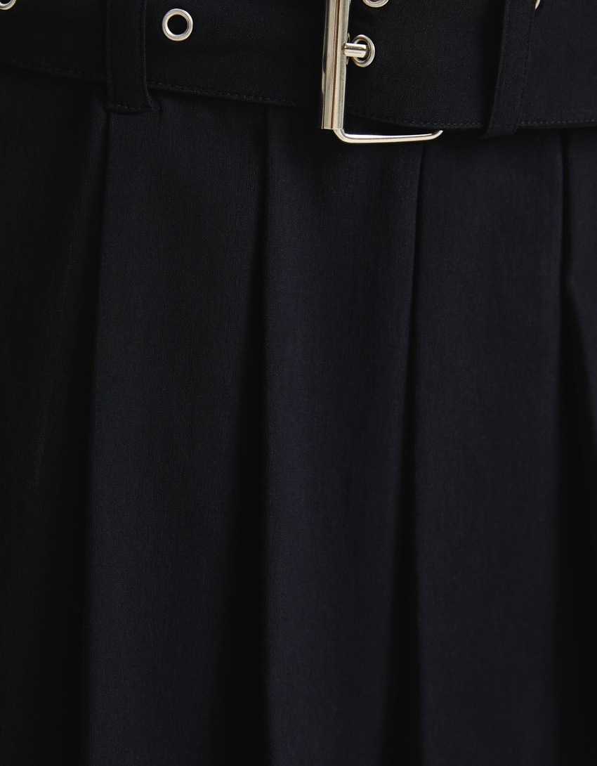 Vestido curto listrado com decote bandeau e pregas caixa