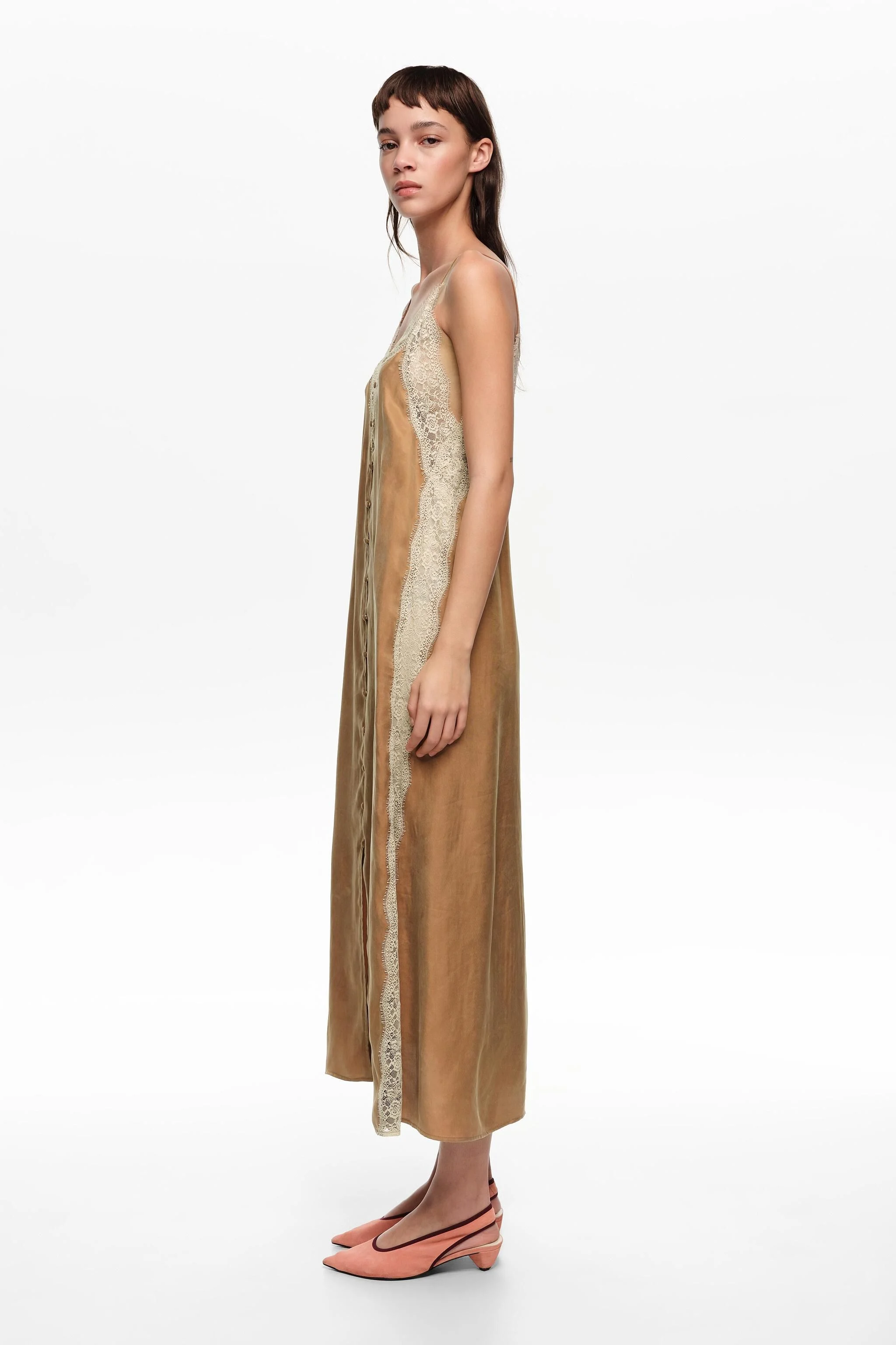 Vestido de alças cor caramelo com renda contrastante