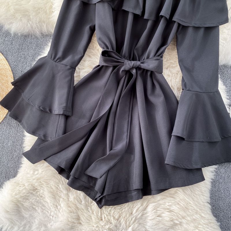 Lucuna - Romper met klokmouwen, off-shoulder en strikceintuur