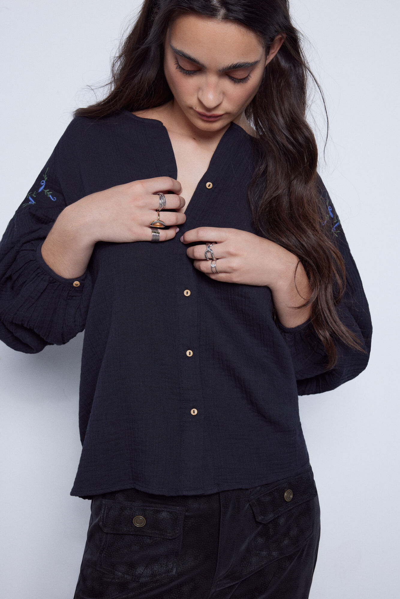Blusa bordada com mangas compridas