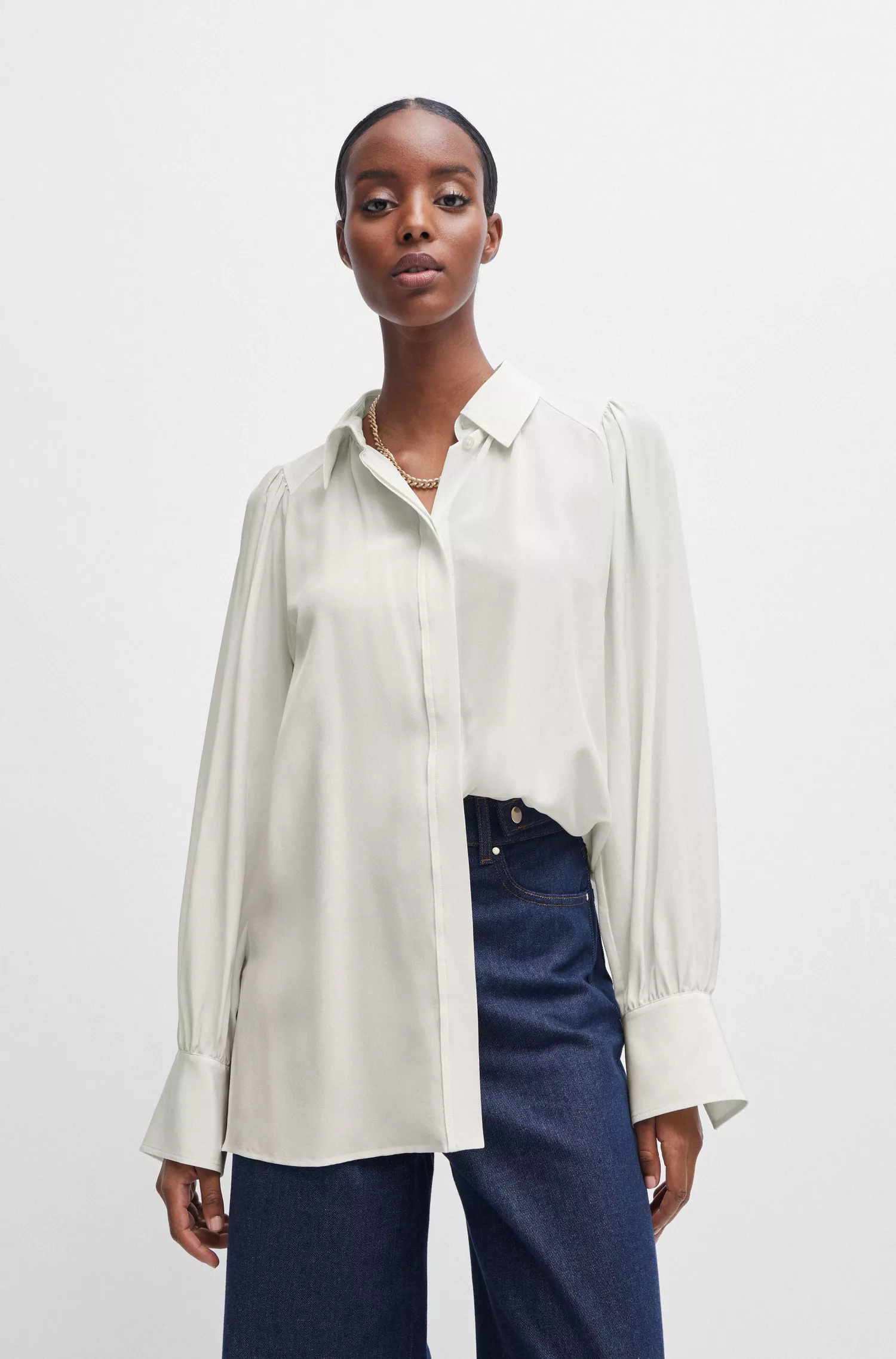 Blusa BOSS preta de modelagem relaxada em seda lavada.