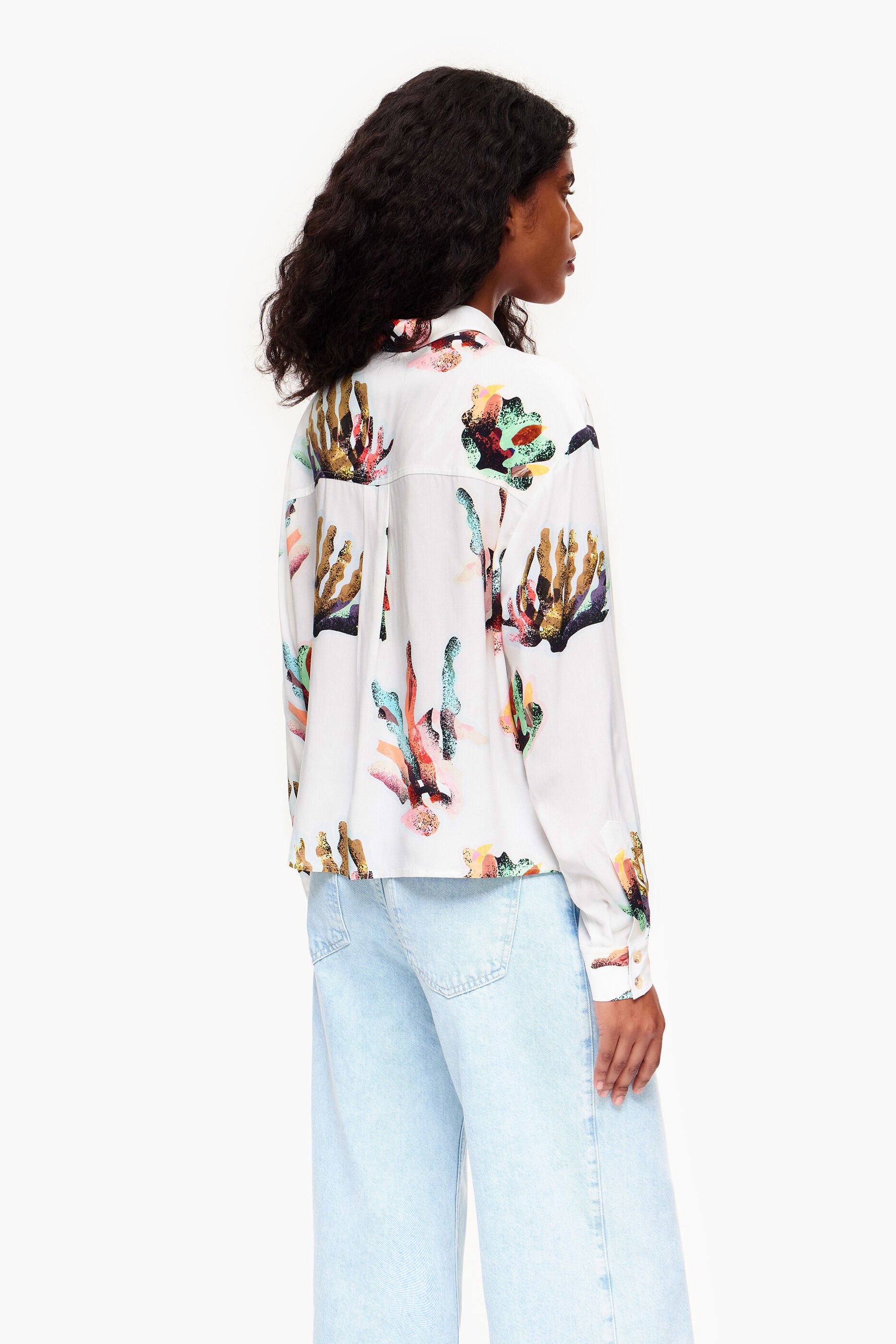 Camisa com estampa coral e marfim