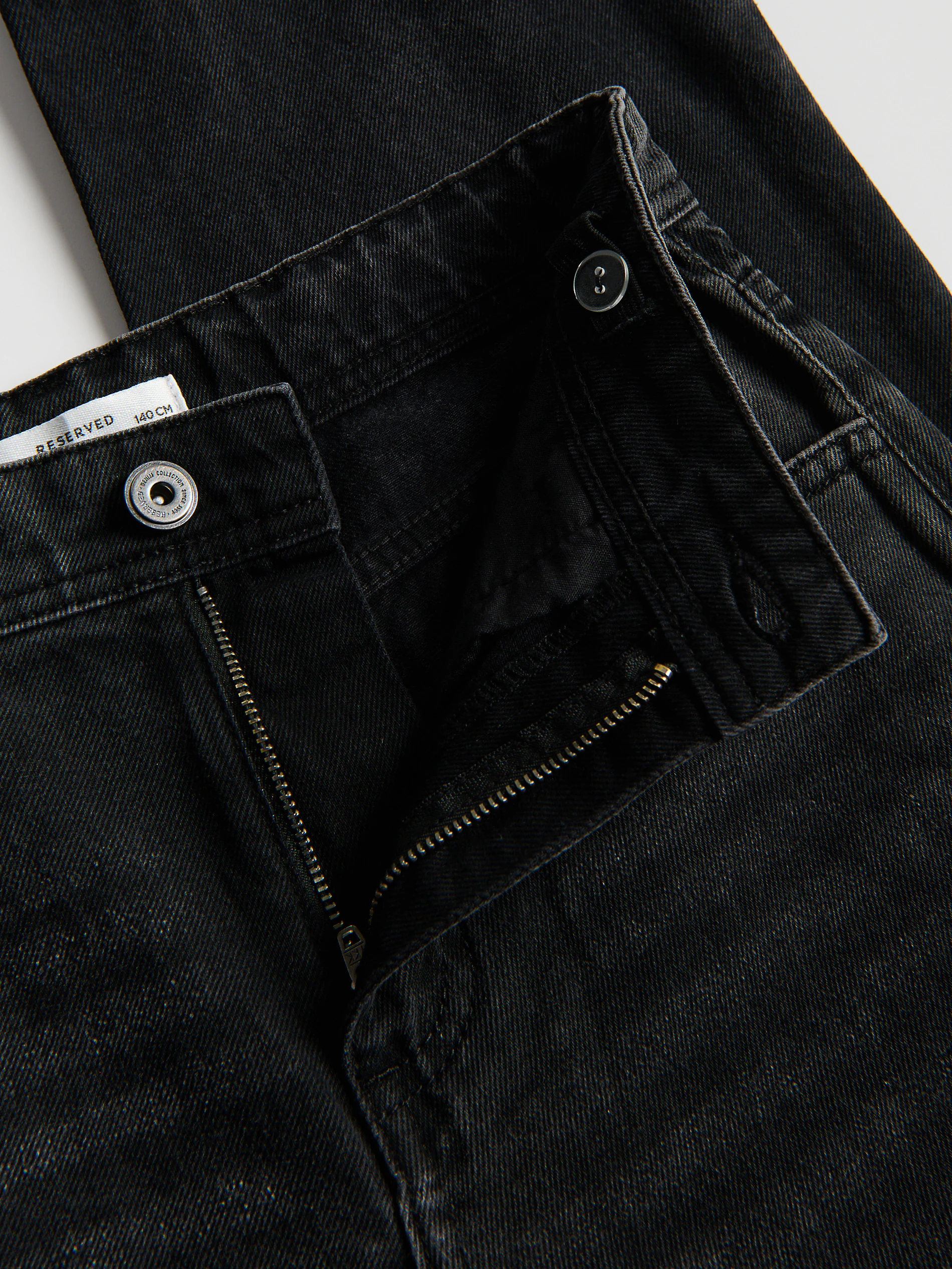 Baggy-Jeans mit Kette