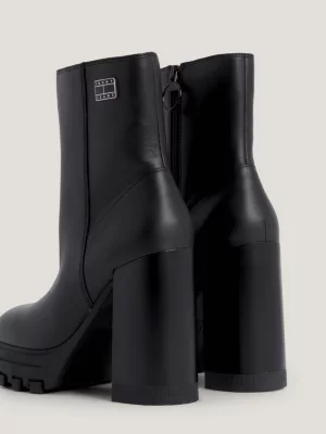 Botas de cano curto com salto bloco e emblema esmaltado
