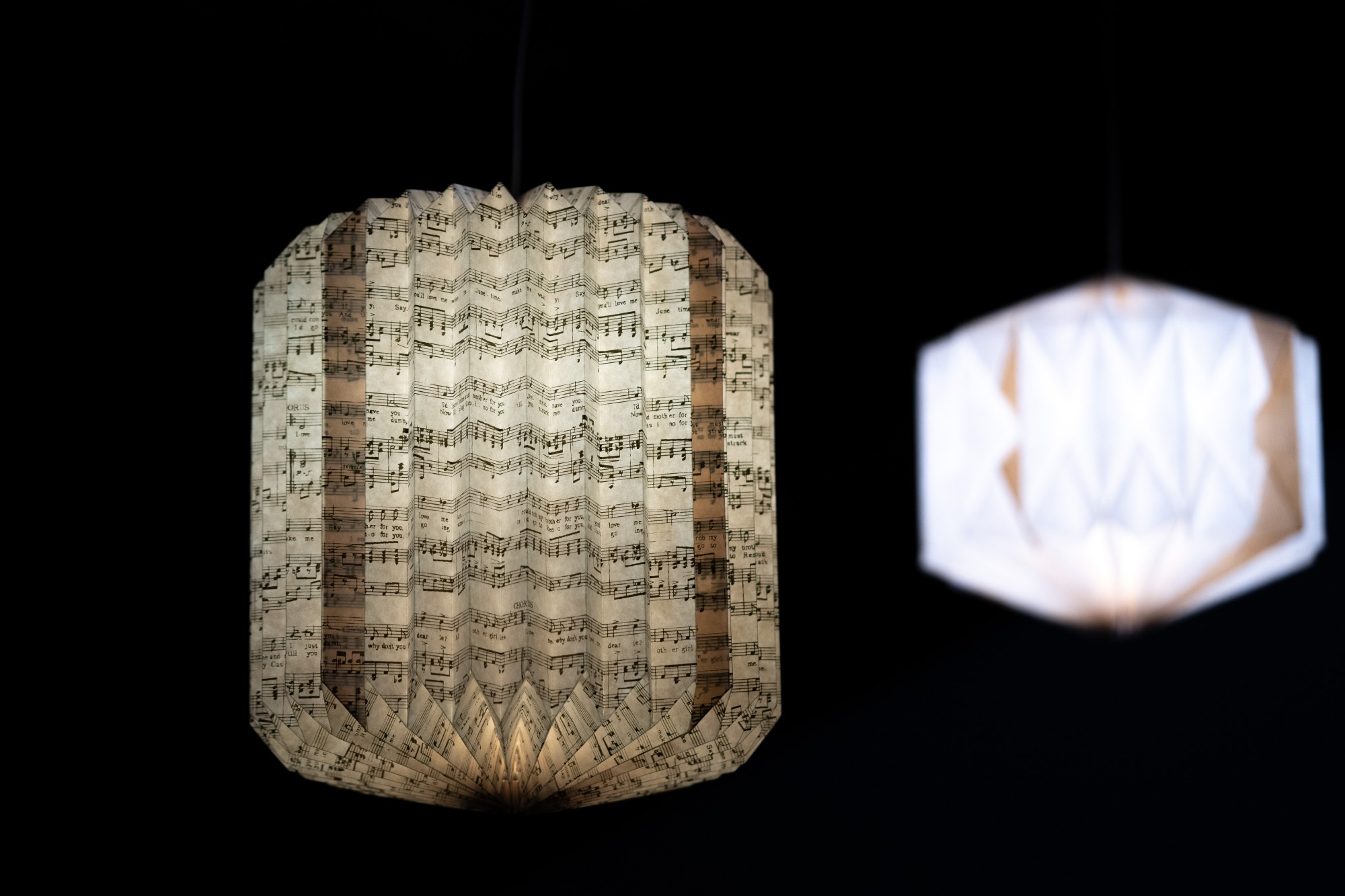 Papierlampe 'Noten', gold, weiß, Ø 32 cm, H 34 cm von fischer's lagerhaus