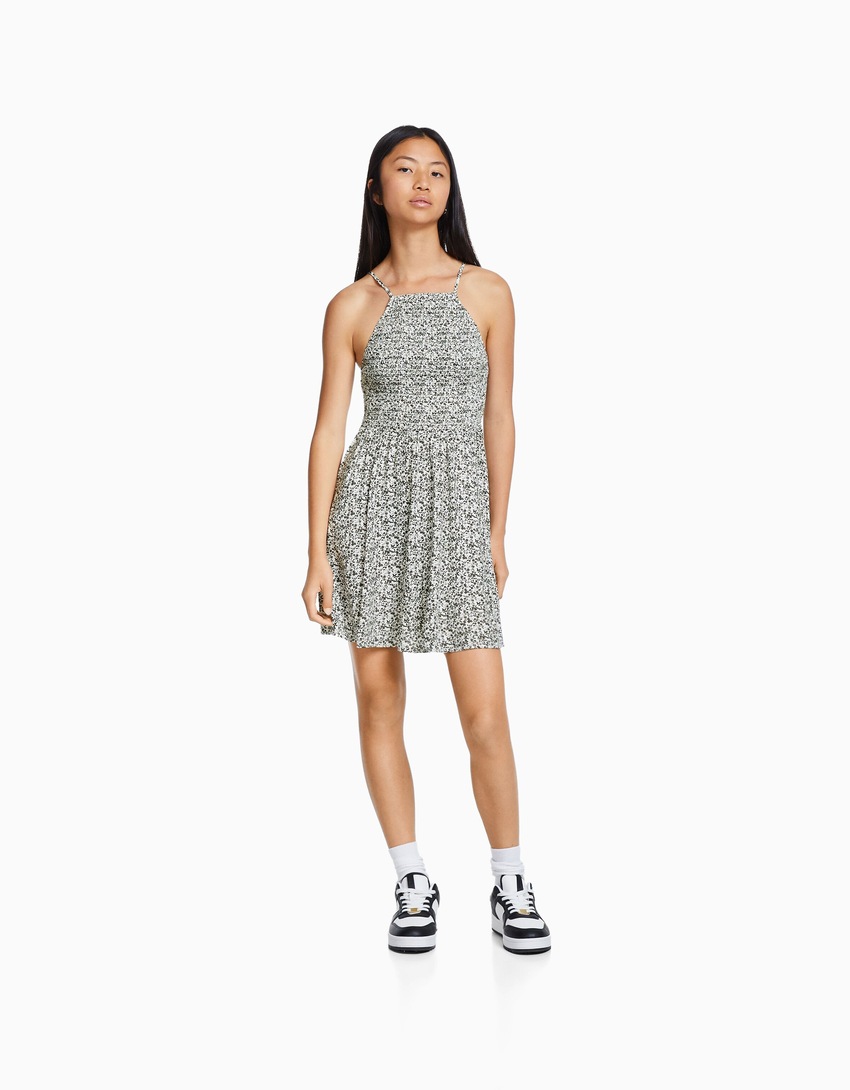 Vestido curto com estampa e decote halter
