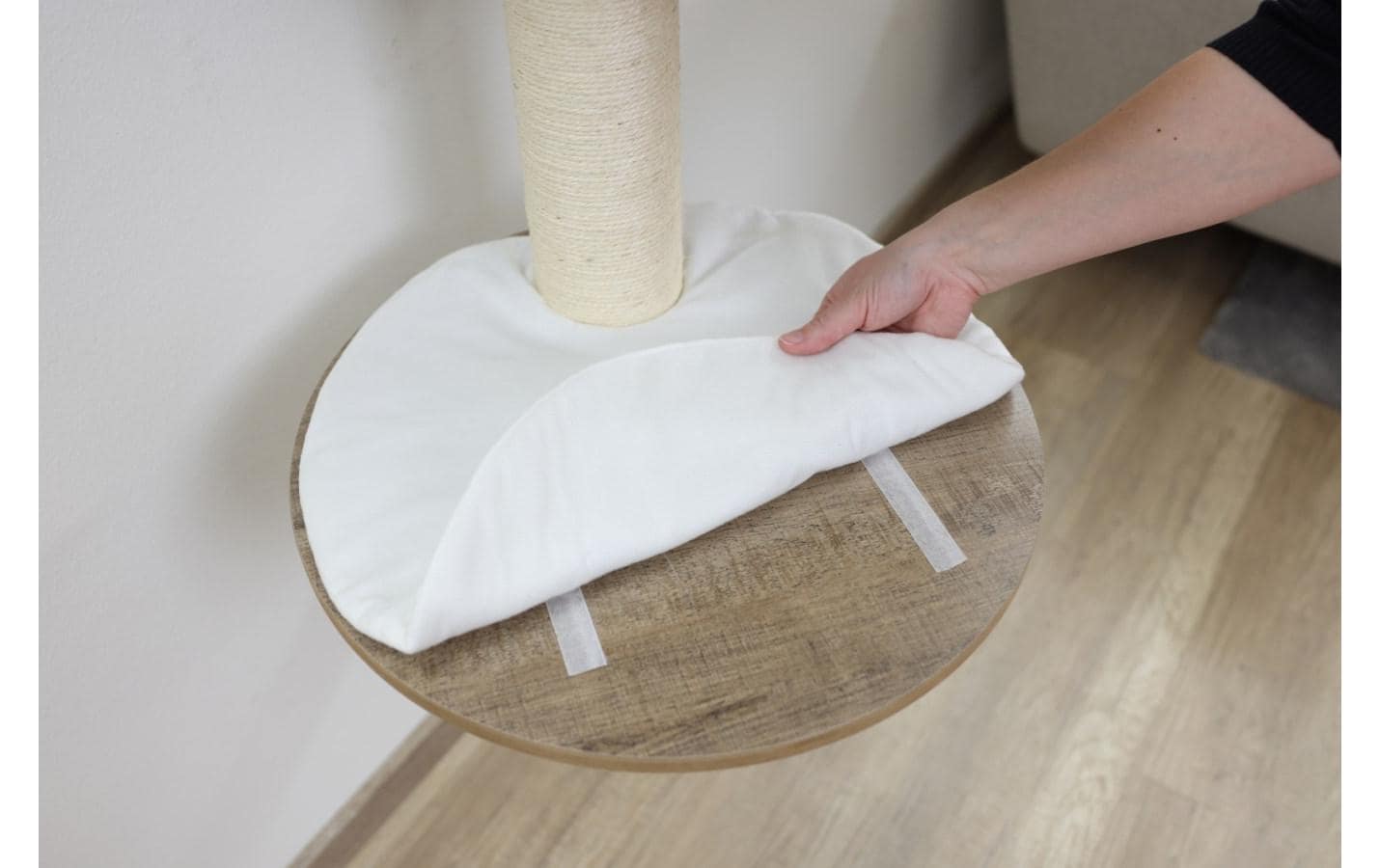 Kratzbaum Dinari Light 110 cm, Braun/WeissWand-Kratzbaum für Katzen