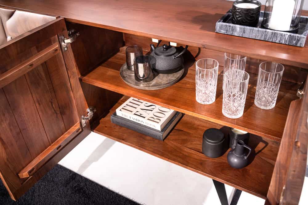 Massives Sideboard FLUID 175cm walnuss-braun Akazienholz 3D-Design Kufengestell