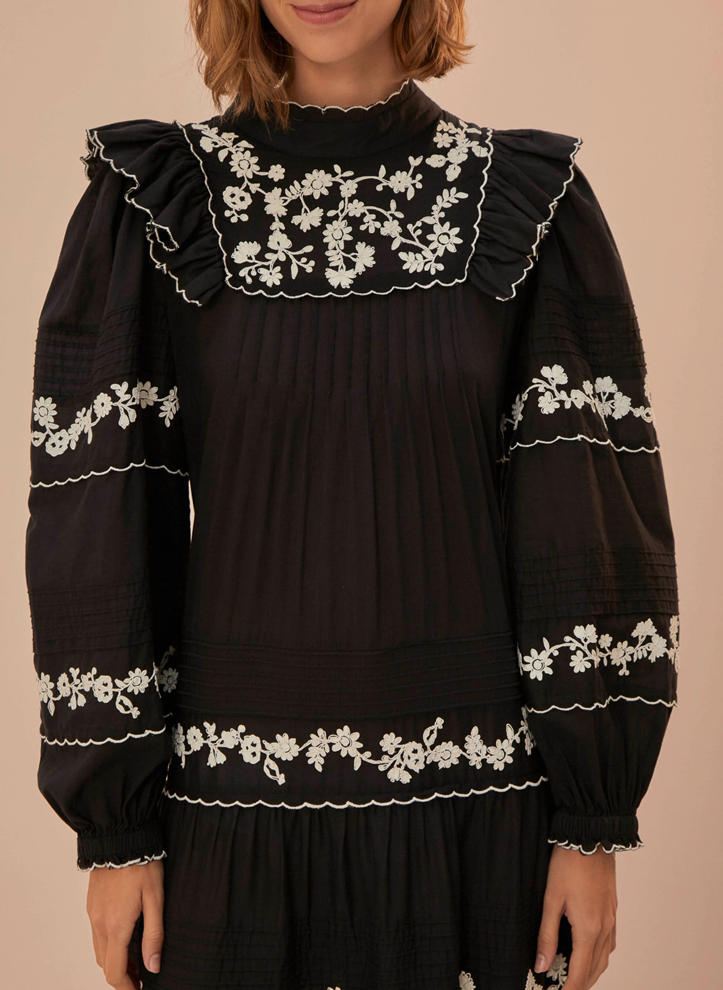 Robe longue en coton brodé | Noir