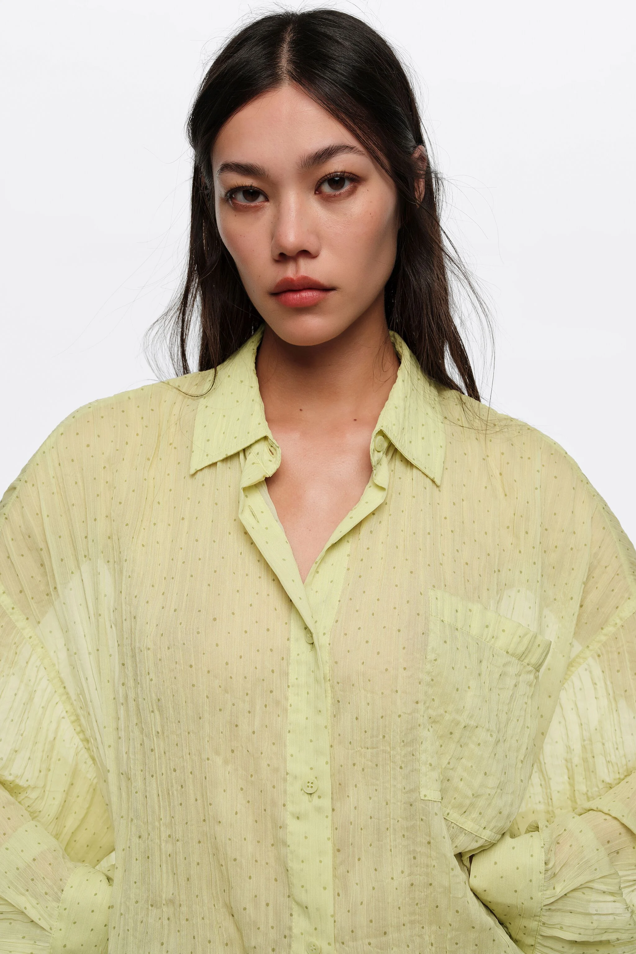Camisa oversized plissada com mini bolinhas verde-oliva