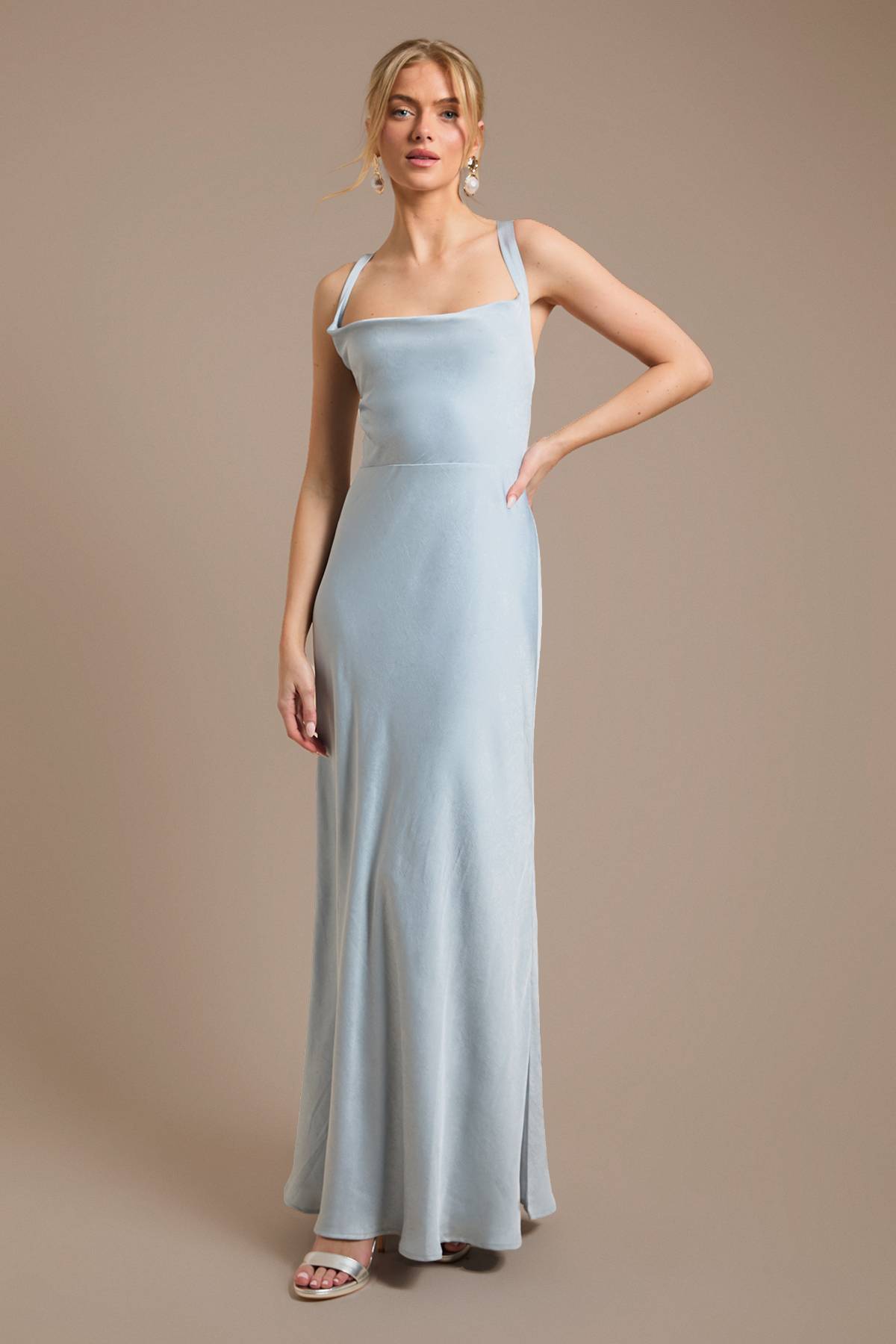 Oasis Robe De Demoiselle D'honneur Longue En Satin Bleu Clair Avec Bretelles Croisées Et Dos Noué
