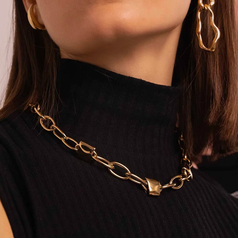 Collier en acier argenté composé de gros anneaux et de trois pendentifs lisses