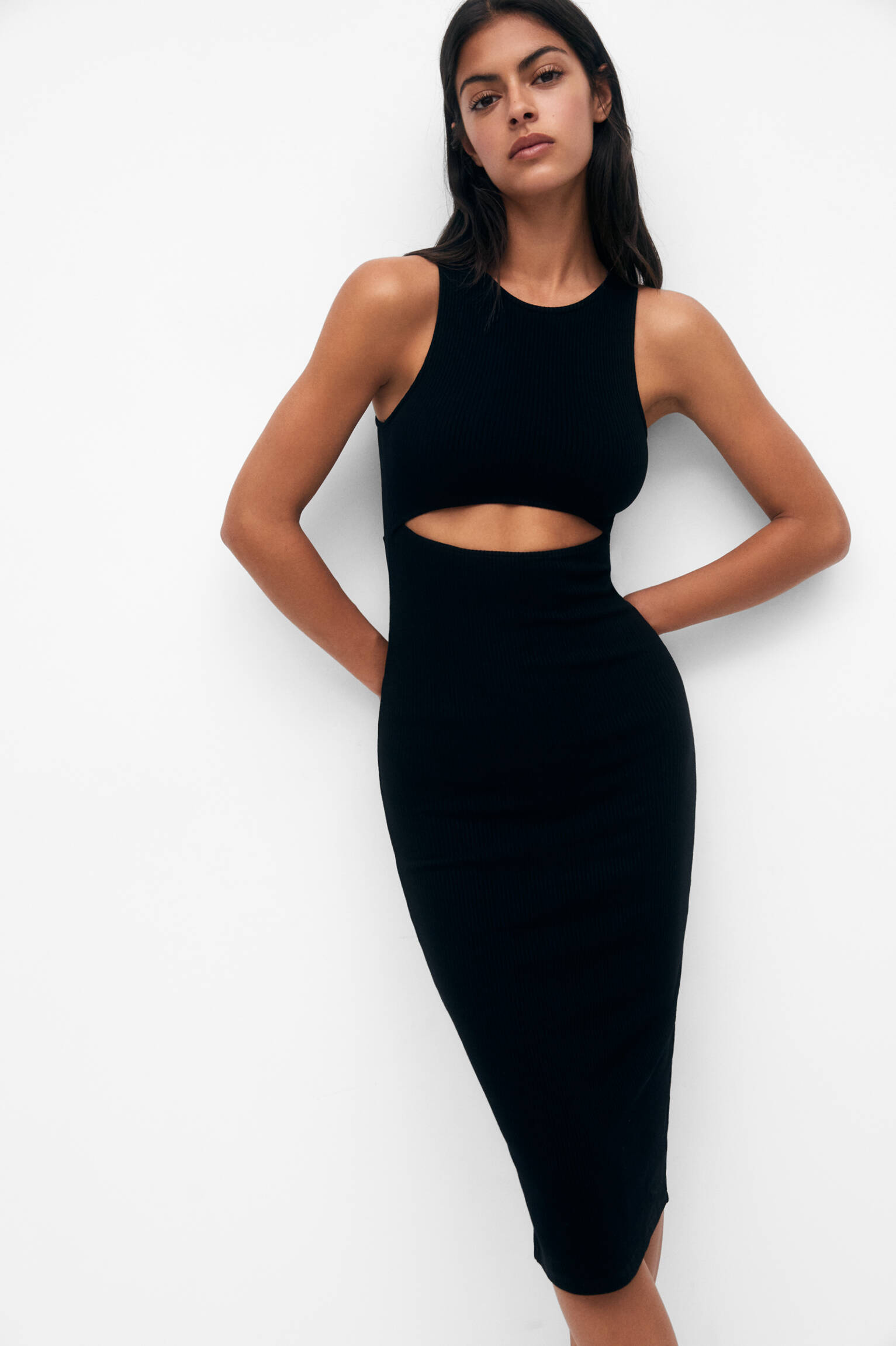 VESTIDO MIDI COM RECORTES - PRETO