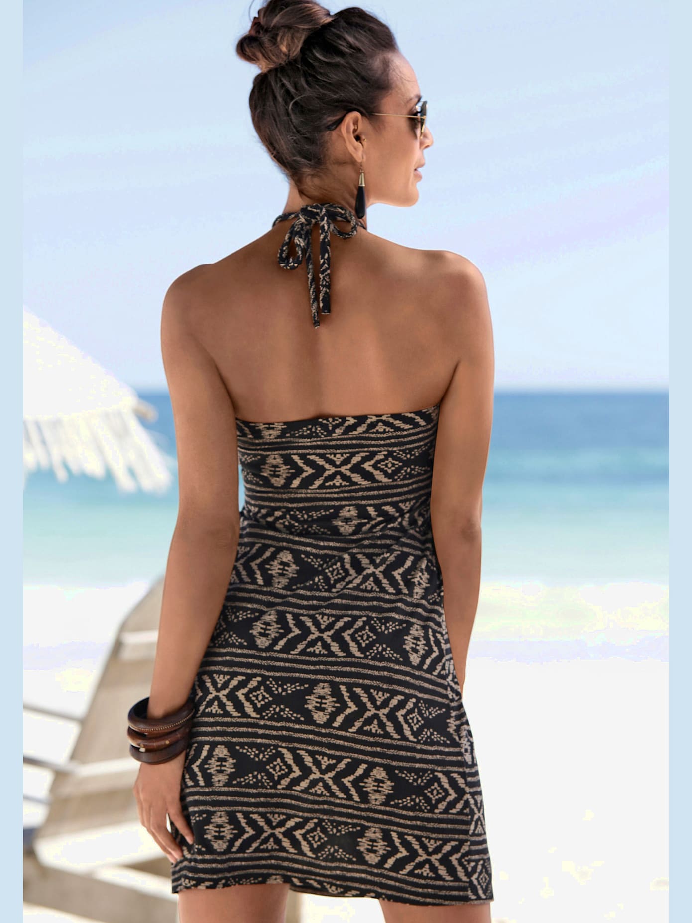 Robe dos-nu anneaux décoratifs