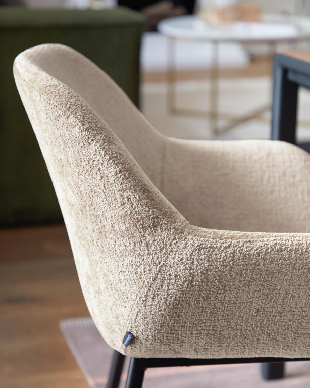 Kave Home Konna eetkamerstoel met stalen onderstel Beige Chenille