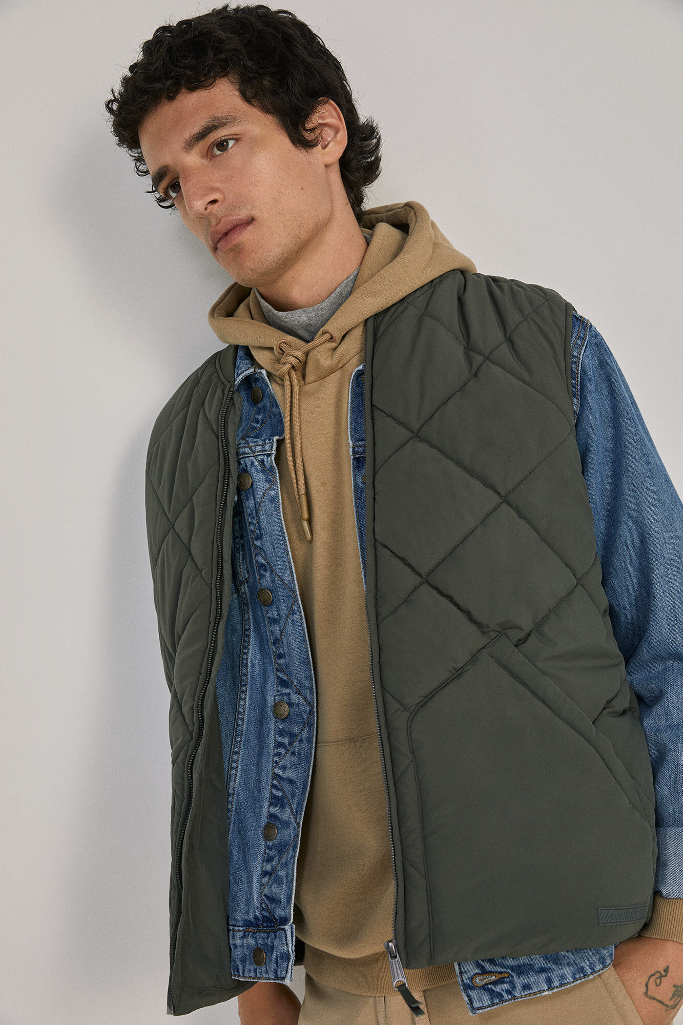 Colete acolchoado com gola bomber - cáqui escuro