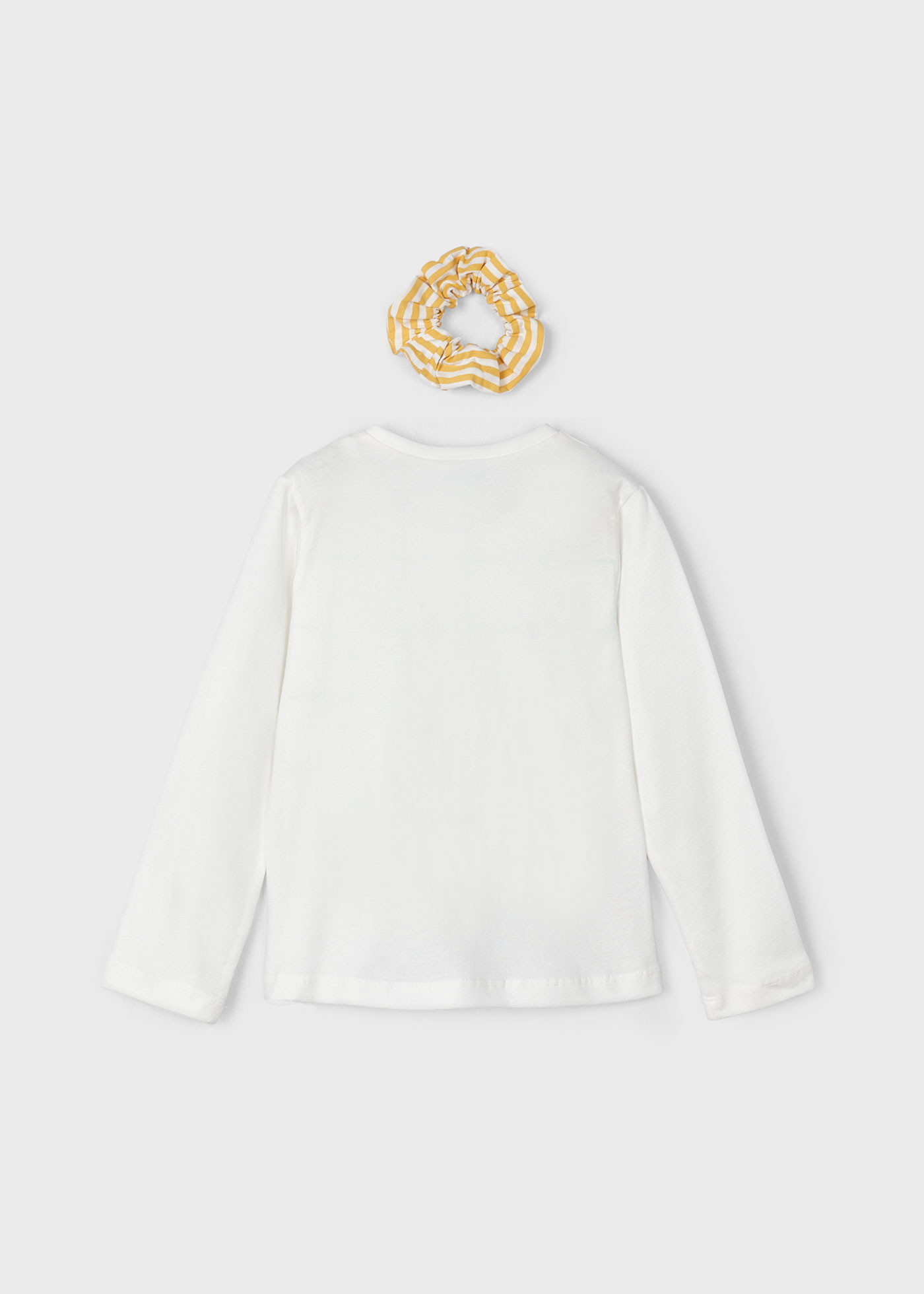 Camiseta infantil Better Cotton com elástico de cabelo.